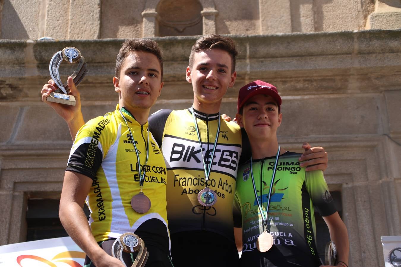 El barrio de 'Santa Catalina' de Jerez de los Caballeros ha acogido, esta mañana, la tercera prueba del Gran Premio Diputación de Badajoz 'Copa Escuelas de ciclismo en carretera', organizada por el Club Ciclista Jerez de los Caballeros y la Federación Extremeña de Ciclismo.Una competición de ciclismo que, como ya adelantó HOY Jerez, fue creada por la Federación Extremeña de Ciclismo con el objetivo de fomentar y seguir practicando deporte cuando ya han terminado todos los circuitos que se celebran durante el curso académico. En la citada prueba, han participado diferentes categorías: cadete, promesa, junior, principiante, alevín e infantil.Juan Luis Soriano, presidente del Club Ciclista Jerez, ha manifestado su satisfacción por el buen desarrollo de la jornada, «este tipo de pruebas son fundamentales para hacer cantera y promover este deporte entre los más pequeños».