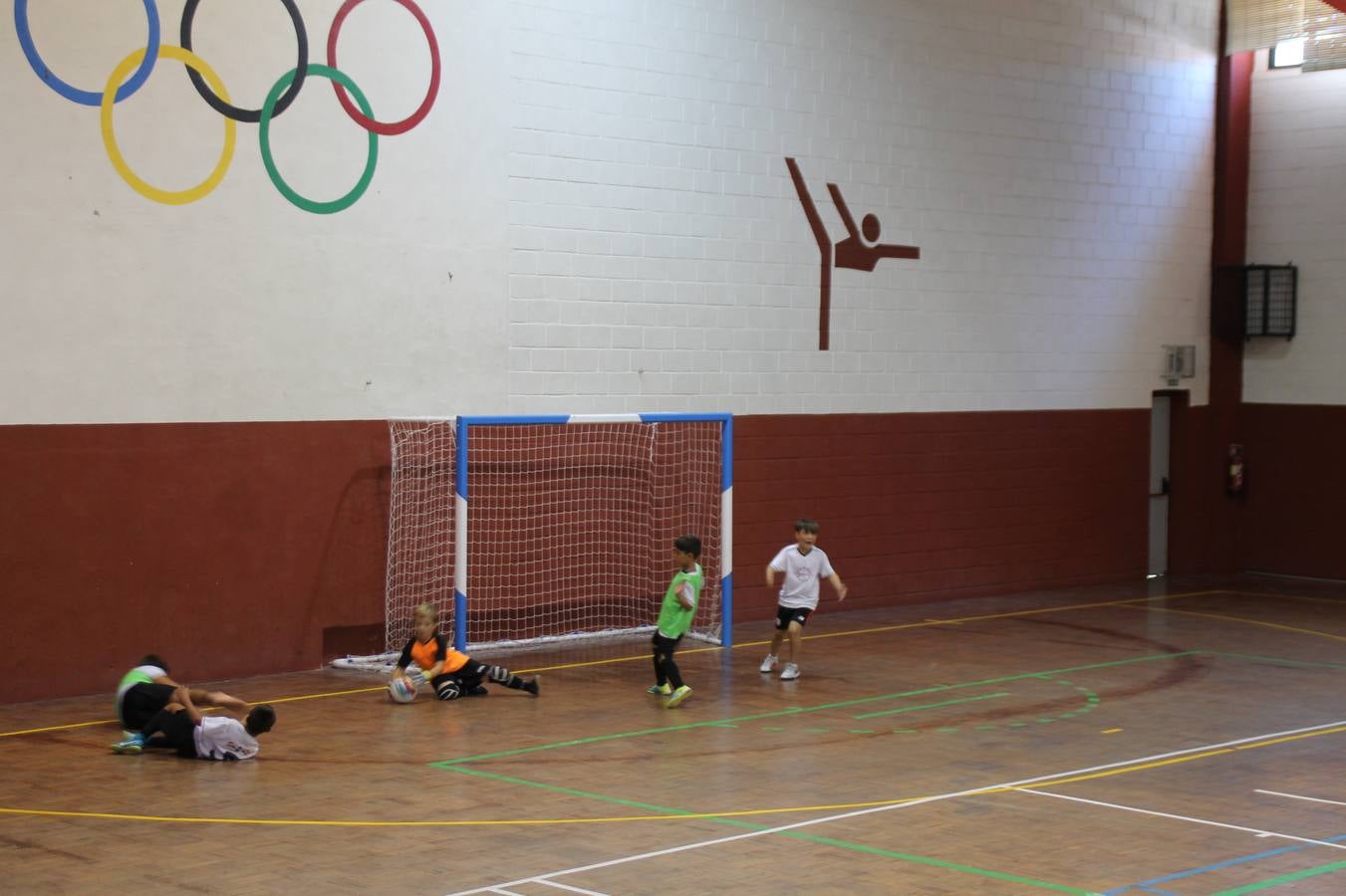 Este sábado ha culminado en el Pabellón Municipal de Deportes 'Francisco José Rivera Montero' el Torneo de Fútbol sala para las categorías inferiores en el que han venido participando 21 equipos en las categorías de: Chupetines (en la modalidad de exhibición), Prebenjamines /Benjamines, Alevines/ Infantiles y Cadetes. Más de un centenar de niños y niñas han disfrutado de esta competición que se ha desarrollado en medio de un buen ambiente, con deportividad y una buena actitud por parte de participantes y del público