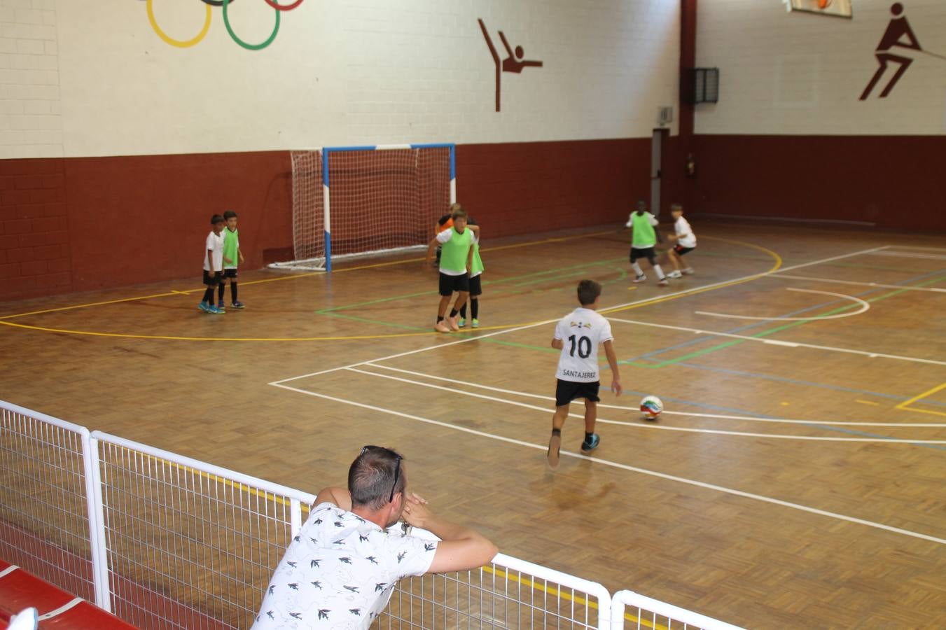 Este sábado ha culminado en el Pabellón Municipal de Deportes 'Francisco José Rivera Montero' el Torneo de Fútbol sala para las categorías inferiores en el que han venido participando 21 equipos en las categorías de: Chupetines (en la modalidad de exhibición), Prebenjamines /Benjamines, Alevines/ Infantiles y Cadetes. Más de un centenar de niños y niñas han disfrutado de esta competición que se ha desarrollado en medio de un buen ambiente, con deportividad y una buena actitud por parte de participantes y del público