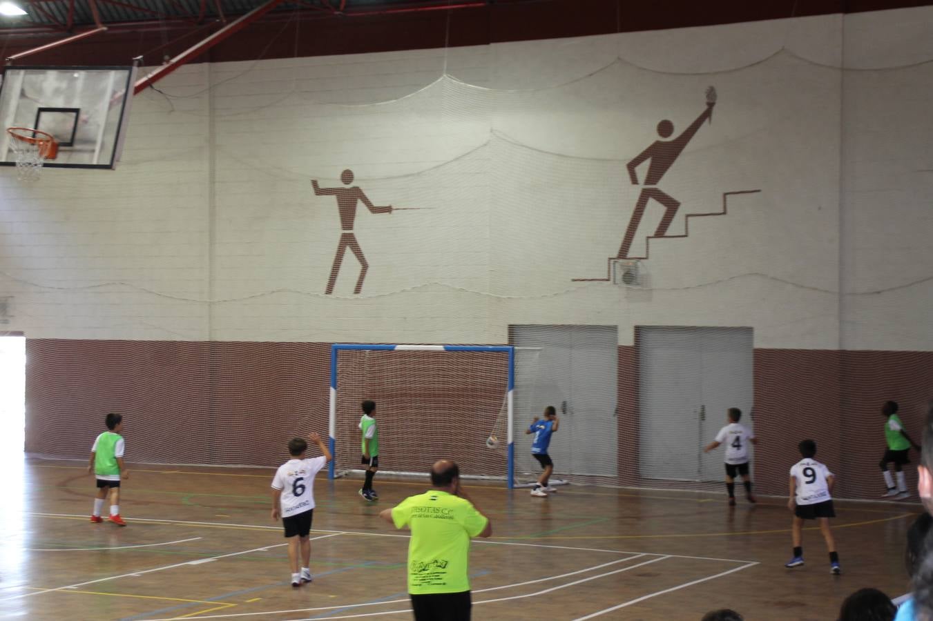 Este sábado ha culminado en el Pabellón Municipal de Deportes 'Francisco José Rivera Montero' el Torneo de Fútbol sala para las categorías inferiores en el que han venido participando 21 equipos en las categorías de: Chupetines (en la modalidad de exhibición), Prebenjamines /Benjamines, Alevines/ Infantiles y Cadetes. Más de un centenar de niños y niñas han disfrutado de esta competición que se ha desarrollado en medio de un buen ambiente, con deportividad y una buena actitud por parte de participantes y del público