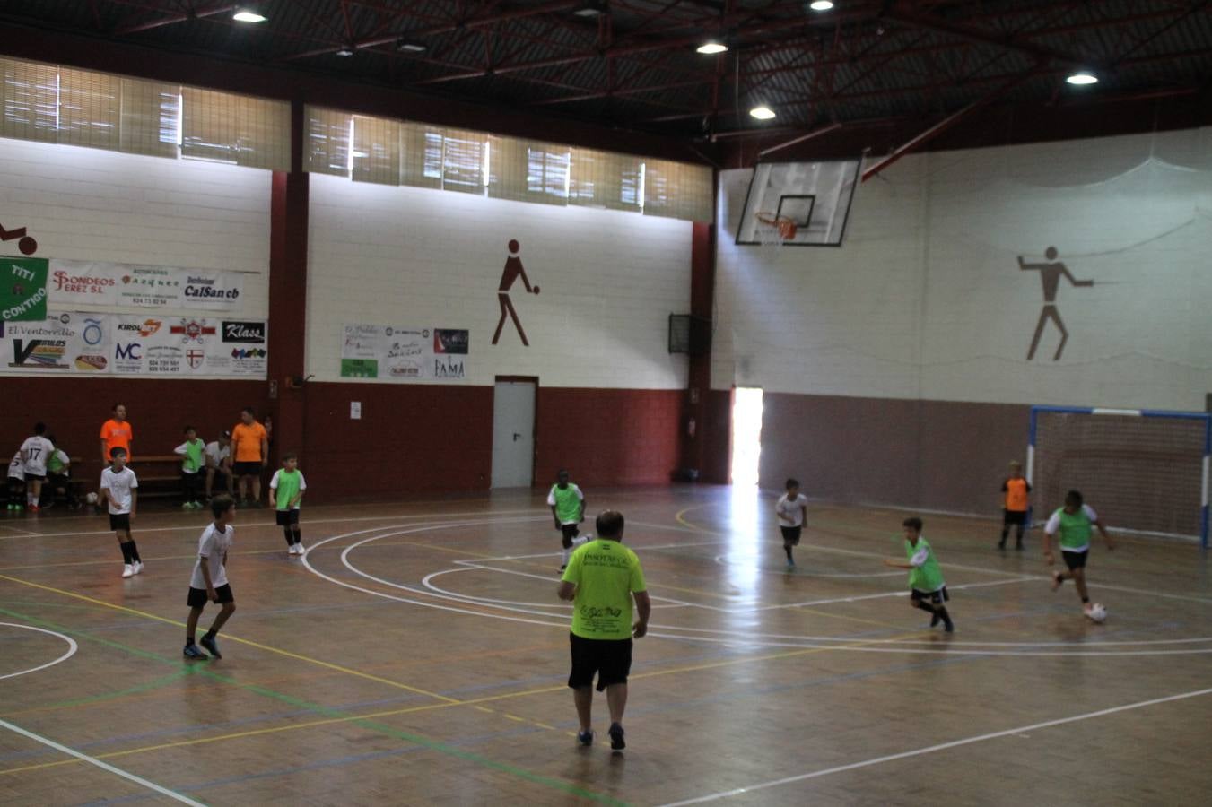 Este sábado ha culminado en el Pabellón Municipal de Deportes 'Francisco José Rivera Montero' el Torneo de Fútbol sala para las categorías inferiores en el que han venido participando 21 equipos en las categorías de: Chupetines (en la modalidad de exhibición), Prebenjamines /Benjamines, Alevines/ Infantiles y Cadetes. Más de un centenar de niños y niñas han disfrutado de esta competición que se ha desarrollado en medio de un buen ambiente, con deportividad y una buena actitud por parte de participantes y del público