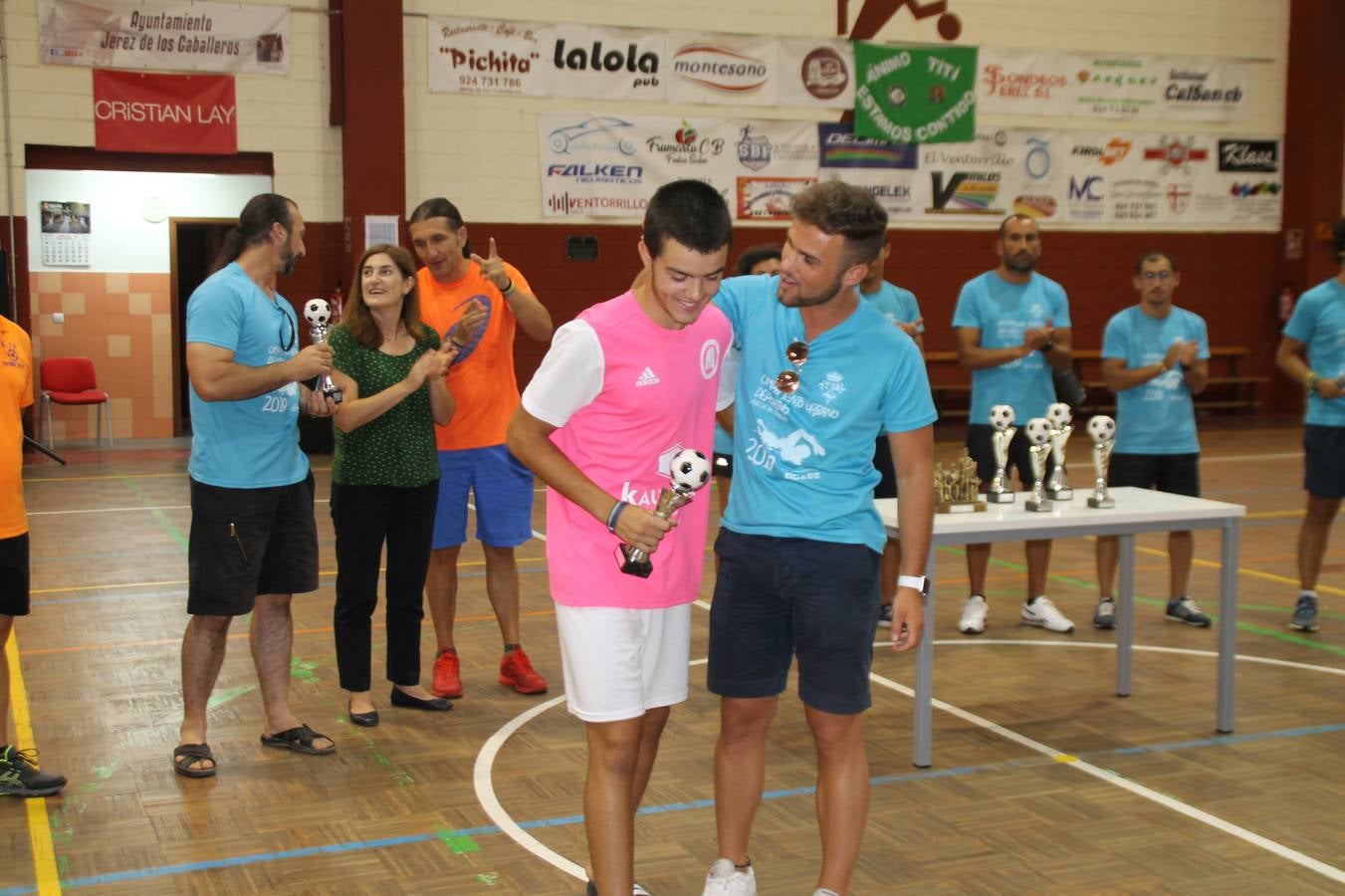 Este sábado ha culminado en el Pabellón Municipal de Deportes 'Francisco José Rivera Montero' el Torneo de Fútbol sala para las categorías inferiores en el que han venido participando 21 equipos en las categorías de: Chupetines (en la modalidad de exhibición), Prebenjamines /Benjamines, Alevines/ Infantiles y Cadetes. Más de un centenar de niños y niñas han disfrutado de esta competición que se ha desarrollado en medio de un buen ambiente, con deportividad y una buena actitud por parte de participantes y del público