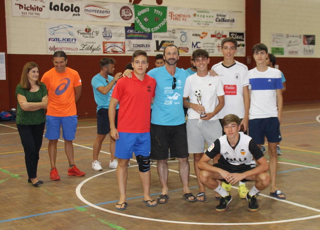 Este sábado ha culminado en el Pabellón Municipal de Deportes 'Francisco José Rivera Montero' el Torneo de Fútbol sala para las categorías inferiores en el que han venido participando 21 equipos en las categorías de: Chupetines (en la modalidad de exhibición), Prebenjamines /Benjamines, Alevines/ Infantiles y Cadetes. Más de un centenar de niños y niñas han disfrutado de esta competición que se ha desarrollado en medio de un buen ambiente, con deportividad y una buena actitud por parte de participantes y del público