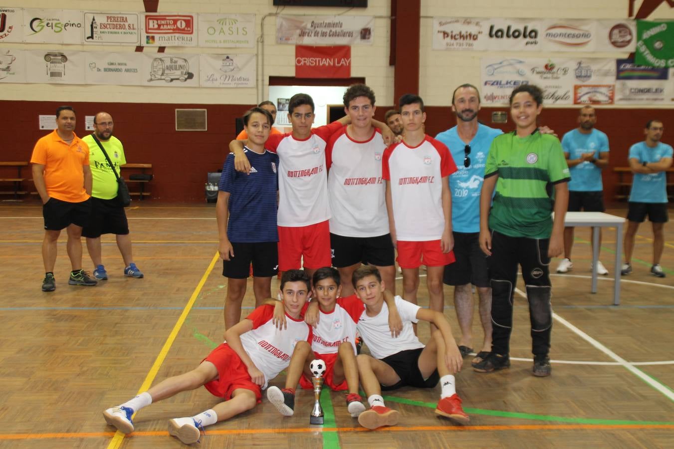 Este sábado ha culminado en el Pabellón Municipal de Deportes 'Francisco José Rivera Montero' el Torneo de Fútbol sala para las categorías inferiores en el que han venido participando 21 equipos en las categorías de: Chupetines (en la modalidad de exhibición), Prebenjamines /Benjamines, Alevines/ Infantiles y Cadetes. Más de un centenar de niños y niñas han disfrutado de esta competición que se ha desarrollado en medio de un buen ambiente, con deportividad y una buena actitud por parte de participantes y del público