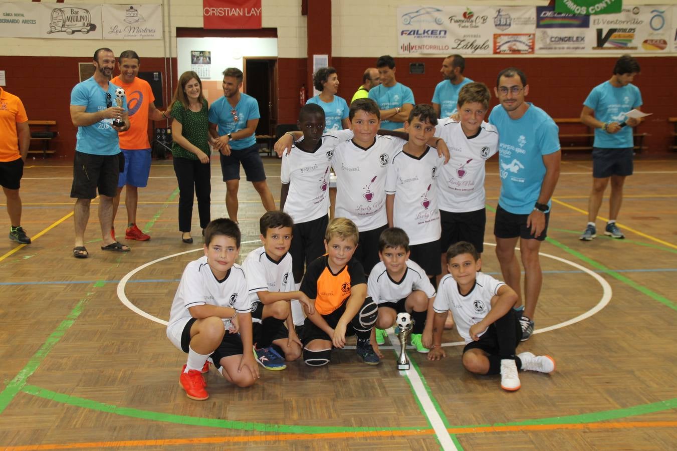 Este sábado ha culminado en el Pabellón Municipal de Deportes 'Francisco José Rivera Montero' el Torneo de Fútbol sala para las categorías inferiores en el que han venido participando 21 equipos en las categorías de: Chupetines (en la modalidad de exhibición), Prebenjamines /Benjamines, Alevines/ Infantiles y Cadetes. Más de un centenar de niños y niñas han disfrutado de esta competición que se ha desarrollado en medio de un buen ambiente, con deportividad y una buena actitud por parte de participantes y del público