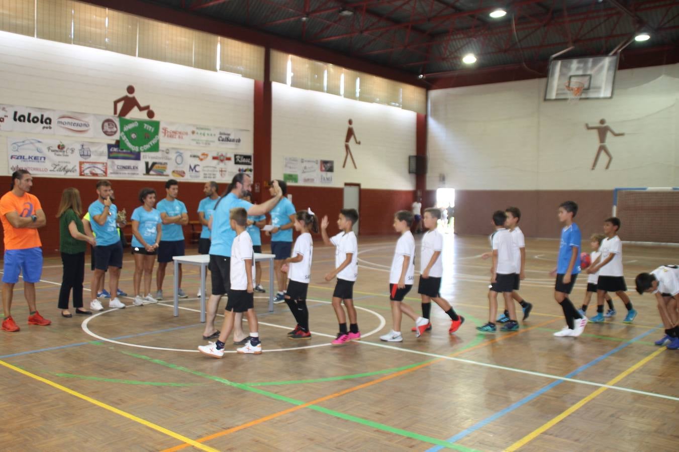 Este sábado ha culminado en el Pabellón Municipal de Deportes 'Francisco José Rivera Montero' el Torneo de Fútbol sala para las categorías inferiores en el que han venido participando 21 equipos en las categorías de: Chupetines (en la modalidad de exhibición), Prebenjamines /Benjamines, Alevines/ Infantiles y Cadetes. Más de un centenar de niños y niñas han disfrutado de esta competición que se ha desarrollado en medio de un buen ambiente, con deportividad y una buena actitud por parte de participantes y del público