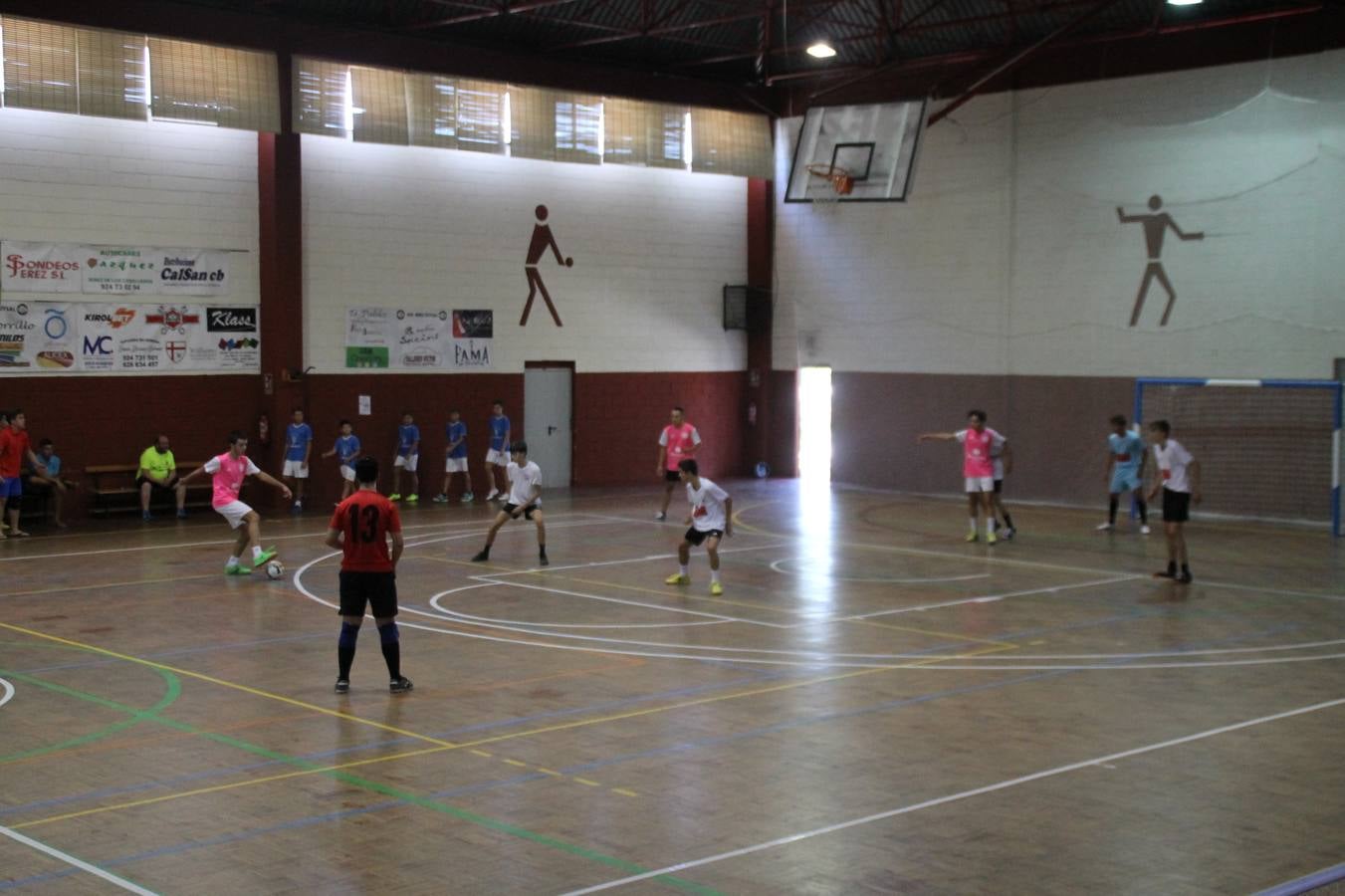 Este sábado ha culminado en el Pabellón Municipal de Deportes 'Francisco José Rivera Montero' el Torneo de Fútbol sala para las categorías inferiores en el que han venido participando 21 equipos en las categorías de: Chupetines (en la modalidad de exhibición), Prebenjamines /Benjamines, Alevines/ Infantiles y Cadetes. Más de un centenar de niños y niñas han disfrutado de esta competición que se ha desarrollado en medio de un buen ambiente, con deportividad y una buena actitud por parte de participantes y del público