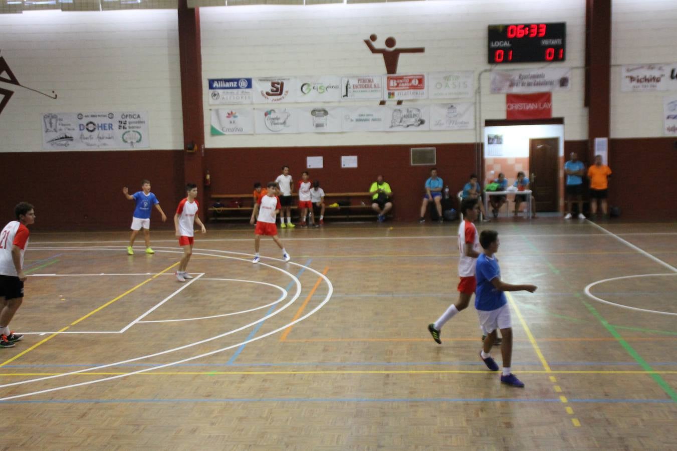 Este sábado ha culminado en el Pabellón Municipal de Deportes 'Francisco José Rivera Montero' el Torneo de Fútbol sala para las categorías inferiores en el que han venido participando 21 equipos en las categorías de: Chupetines (en la modalidad de exhibición), Prebenjamines /Benjamines, Alevines/ Infantiles y Cadetes. Más de un centenar de niños y niñas han disfrutado de esta competición que se ha desarrollado en medio de un buen ambiente, con deportividad y una buena actitud por parte de participantes y del público