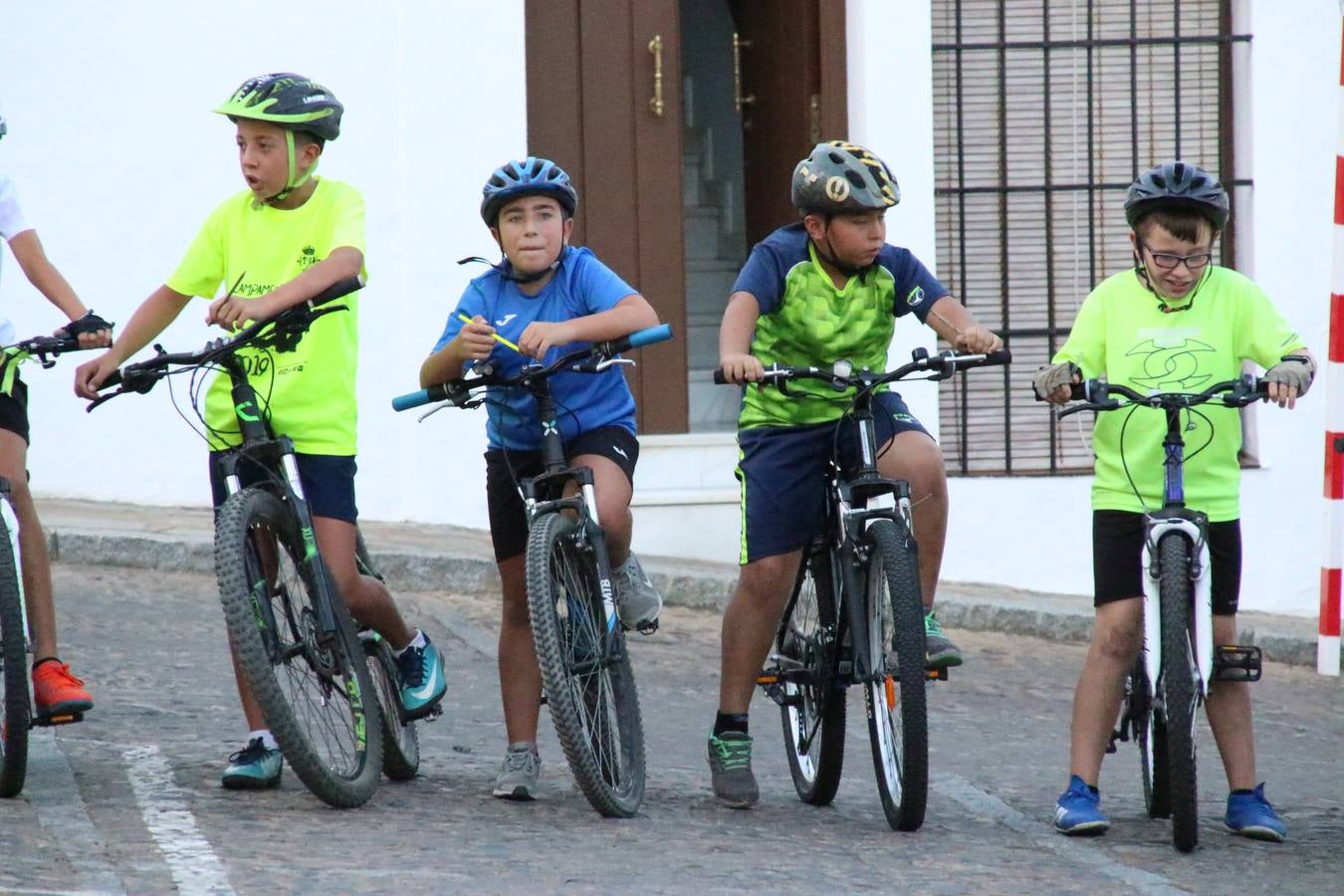 El popular barrio de 'Santa Catalina' vivió, ayer, la primera jornada de su tradicional velá con un gran ambiente festivo en el que pequeños y mayores disfrutaron de tradición, fiesta y música con los juegos infantiles y la actuación de 'Licor 43'.