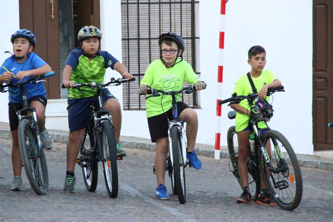 El popular barrio de 'Santa Catalina' vivió, ayer, la primera jornada de su tradicional velá con un gran ambiente festivo en el que pequeños y mayores disfrutaron de tradición, fiesta y música con los juegos infantiles y la actuación de 'Licor 43'.