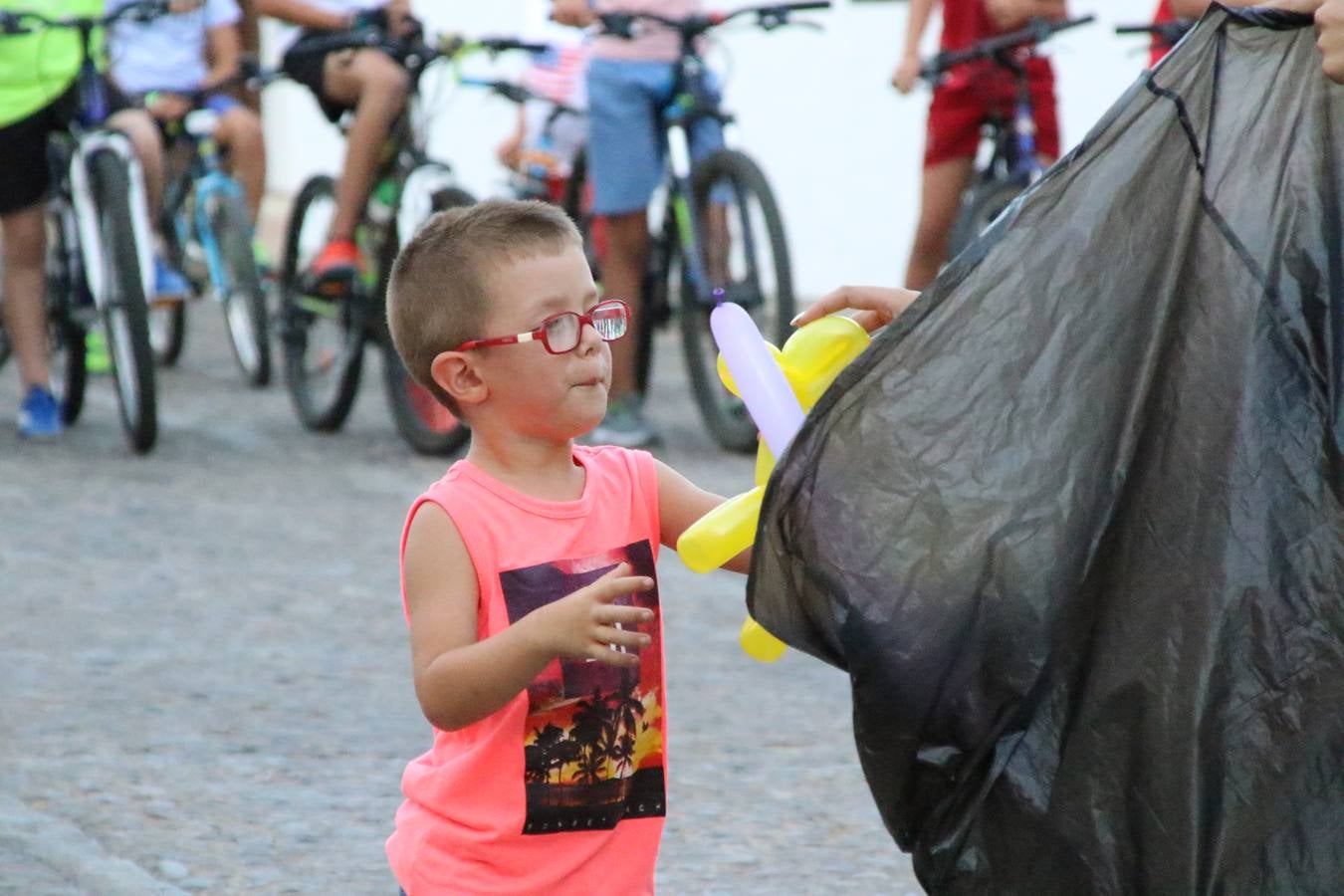 El popular barrio de 'Santa Catalina' vivió, ayer, la primera jornada de su tradicional velá con un gran ambiente festivo en el que pequeños y mayores disfrutaron de tradición, fiesta y música con los juegos infantiles y la actuación de 'Licor 43'.