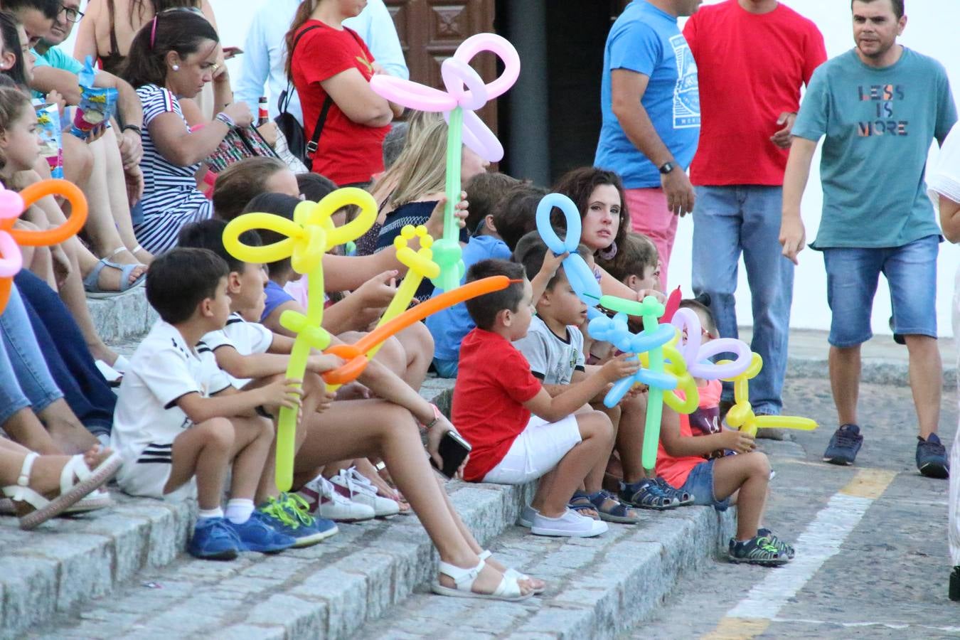 El popular barrio de 'Santa Catalina' vivió, ayer, la primera jornada de su tradicional velá con un gran ambiente festivo en el que pequeños y mayores disfrutaron de tradición, fiesta y música con los juegos infantiles y la actuación de 'Licor 43'.