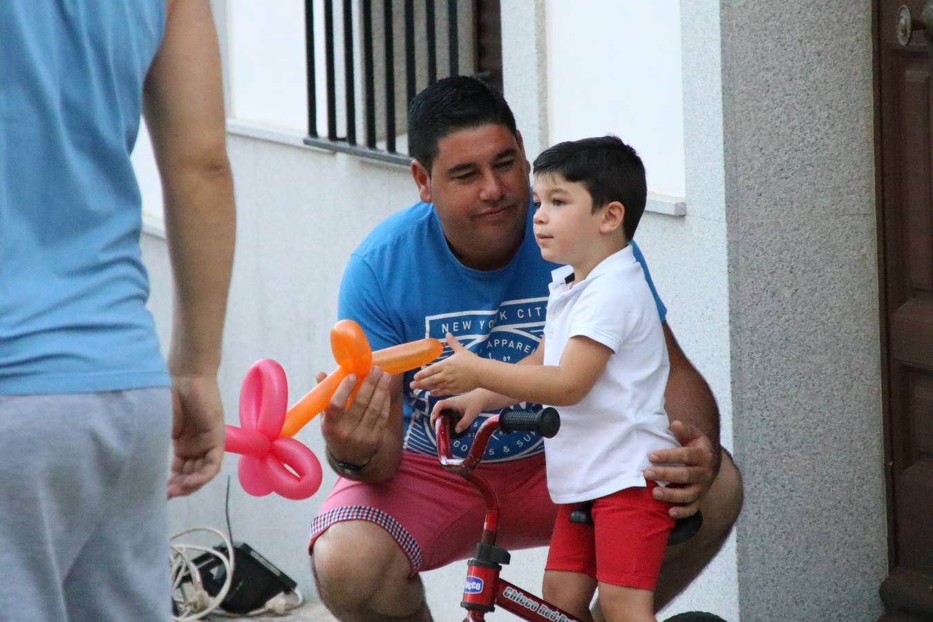 El popular barrio de 'Santa Catalina' vivió, ayer, la primera jornada de su tradicional velá con un gran ambiente festivo en el que pequeños y mayores disfrutaron de tradición, fiesta y música con los juegos infantiles y la actuación de 'Licor 43'.
