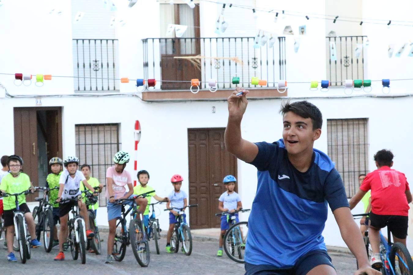 El popular barrio de 'Santa Catalina' vivió, ayer, la primera jornada de su tradicional velá con un gran ambiente festivo en el que pequeños y mayores disfrutaron de tradición, fiesta y música con los juegos infantiles y la actuación de 'Licor 43'.