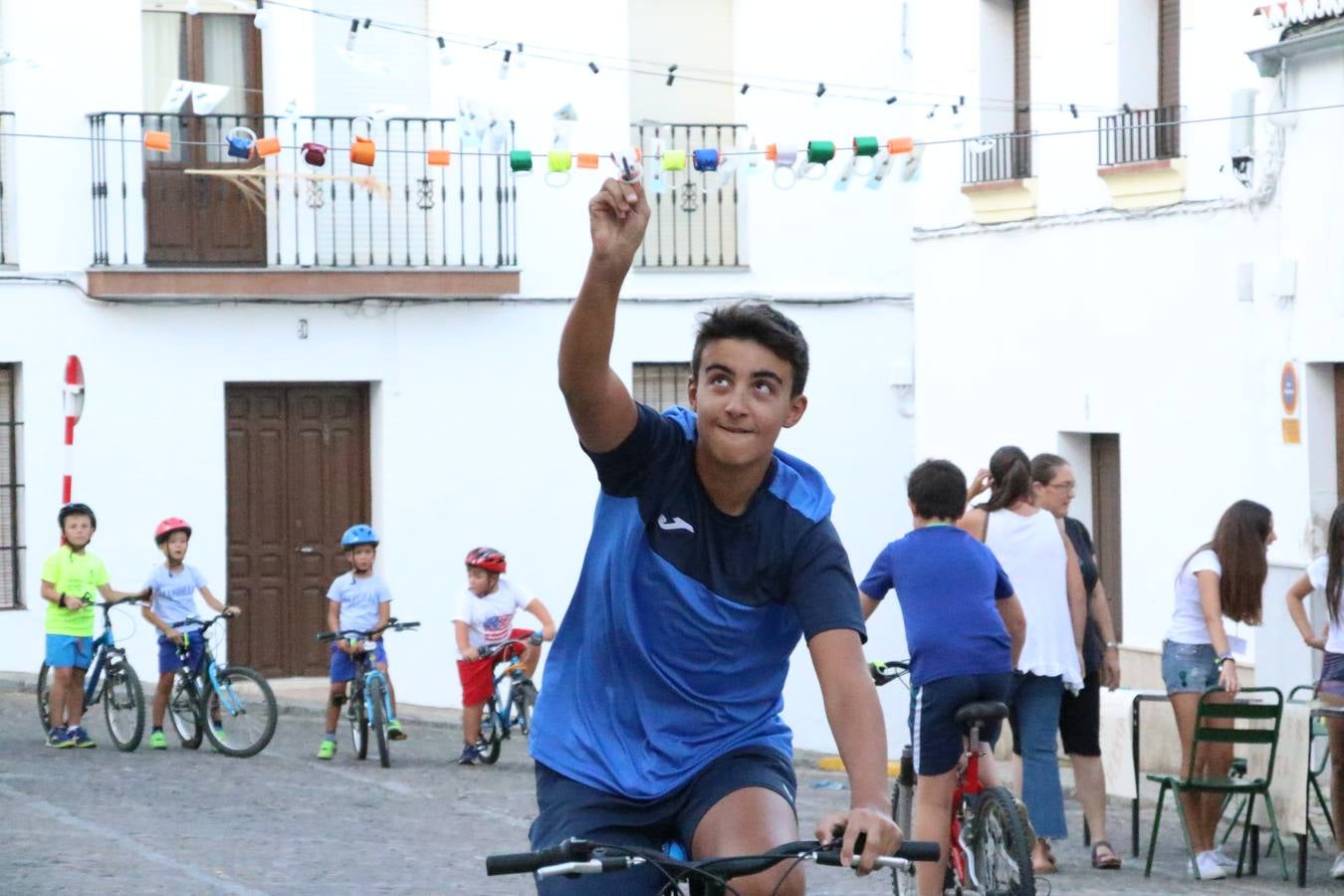 El popular barrio de 'Santa Catalina' vivió, ayer, la primera jornada de su tradicional velá con un gran ambiente festivo en el que pequeños y mayores disfrutaron de tradición, fiesta y música con los juegos infantiles y la actuación de 'Licor 43'.