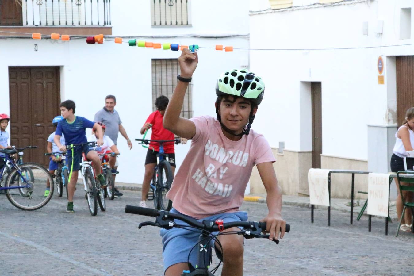 El popular barrio de 'Santa Catalina' vivió, ayer, la primera jornada de su tradicional velá con un gran ambiente festivo en el que pequeños y mayores disfrutaron de tradición, fiesta y música con los juegos infantiles y la actuación de 'Licor 43'.