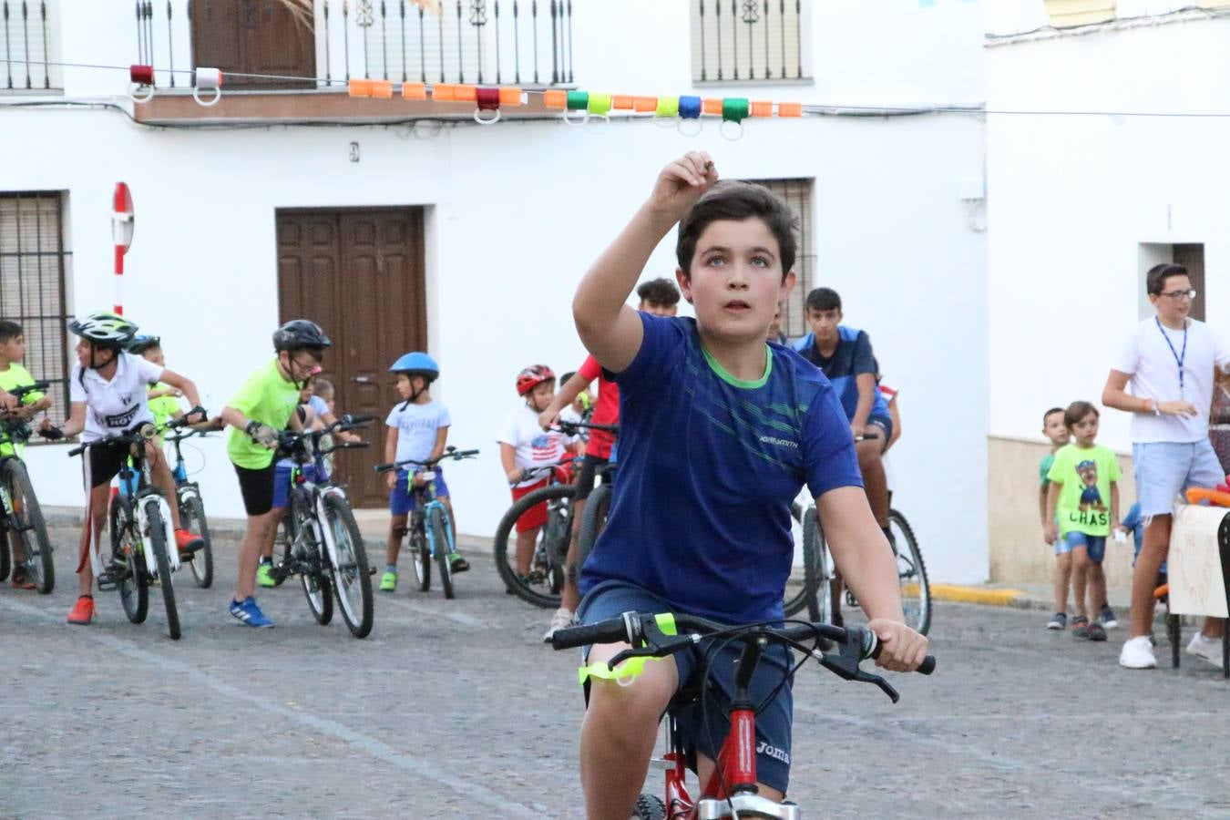 El popular barrio de 'Santa Catalina' vivió, ayer, la primera jornada de su tradicional velá con un gran ambiente festivo en el que pequeños y mayores disfrutaron de tradición, fiesta y música con los juegos infantiles y la actuación de 'Licor 43'.