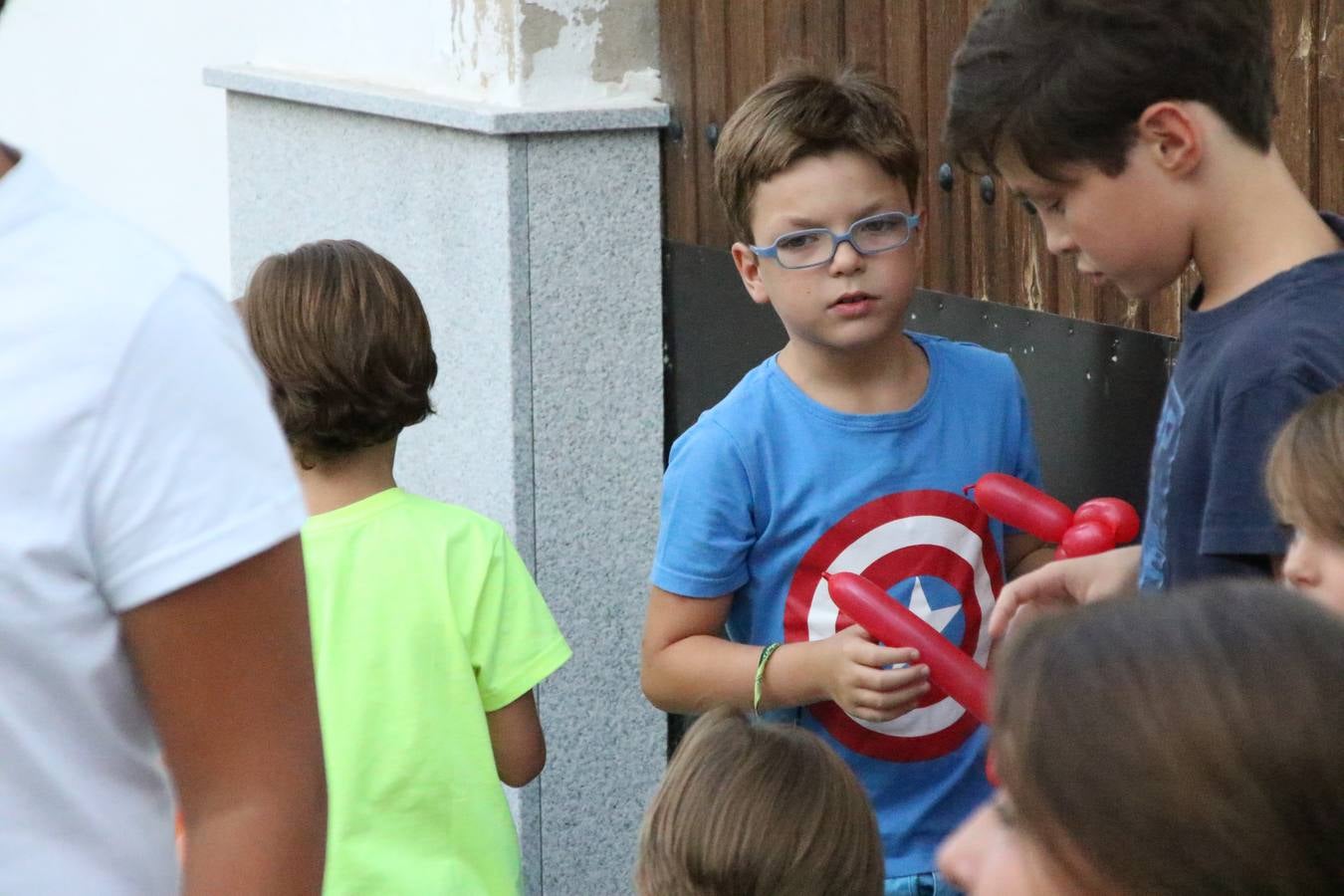El popular barrio de 'Santa Catalina' vivió, ayer, la primera jornada de su tradicional velá con un gran ambiente festivo en el que pequeños y mayores disfrutaron de tradición, fiesta y música con los juegos infantiles y la actuación de 'Licor 43'.