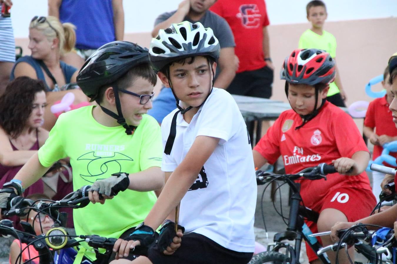 El popular barrio de 'Santa Catalina' vivió, ayer, la primera jornada de su tradicional velá con un gran ambiente festivo en el que pequeños y mayores disfrutaron de tradición, fiesta y música con los juegos infantiles y la actuación de 'Licor 43'.