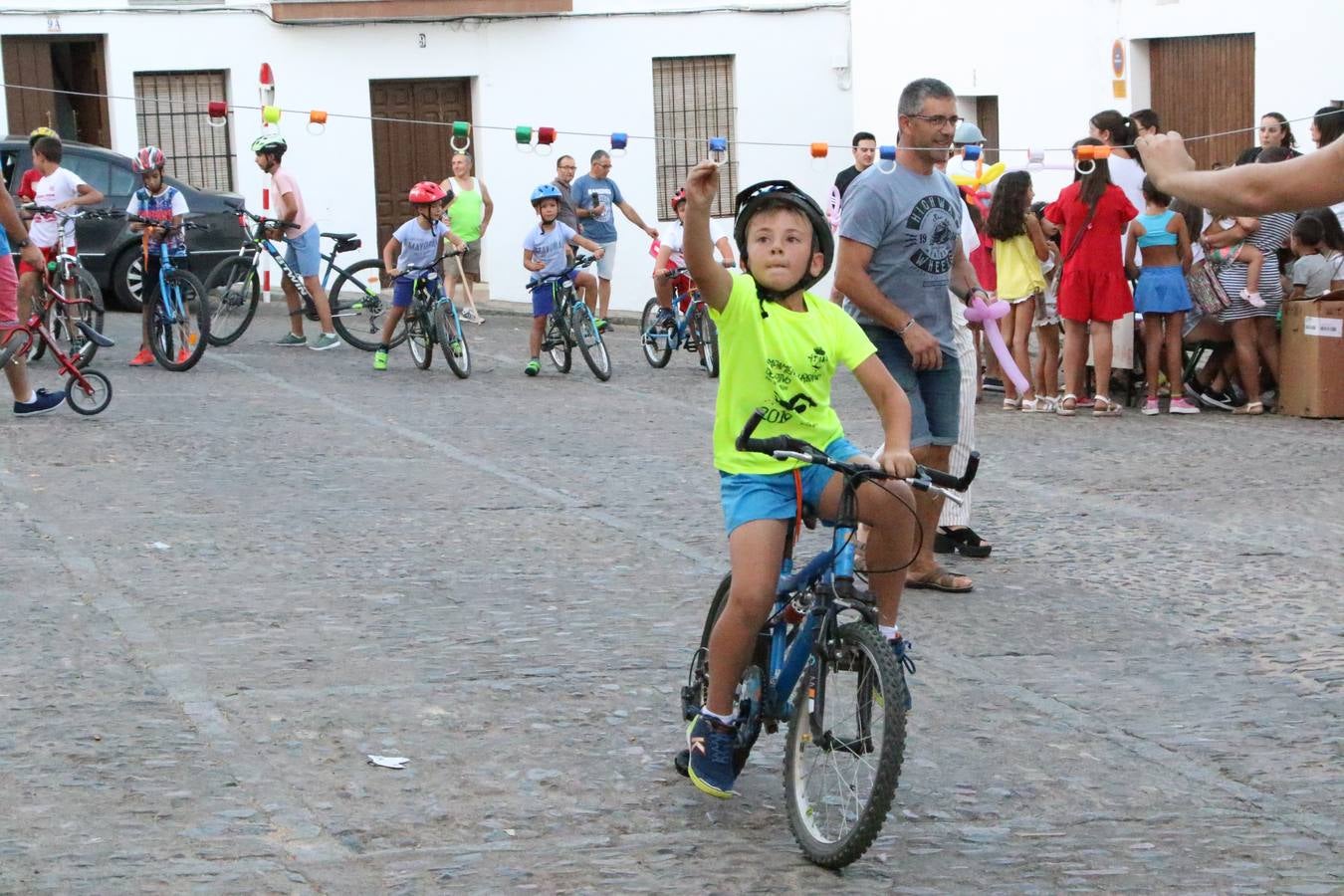 El popular barrio de 'Santa Catalina' vivió, ayer, la primera jornada de su tradicional velá con un gran ambiente festivo en el que pequeños y mayores disfrutaron de tradición, fiesta y música con los juegos infantiles y la actuación de 'Licor 43'.
