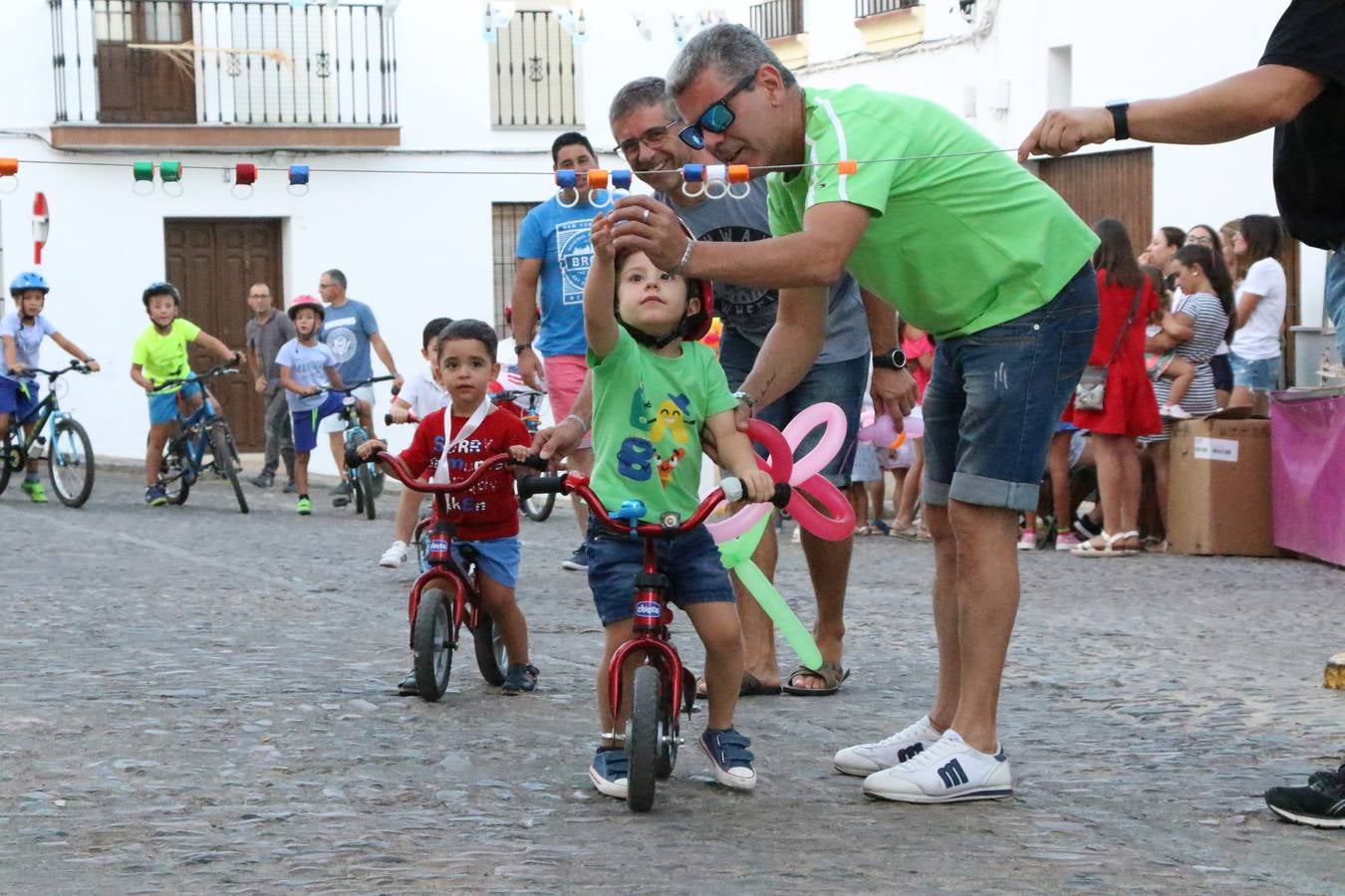 El popular barrio de 'Santa Catalina' vivió, ayer, la primera jornada de su tradicional velá con un gran ambiente festivo en el que pequeños y mayores disfrutaron de tradición, fiesta y música con los juegos infantiles y la actuación de 'Licor 43'.