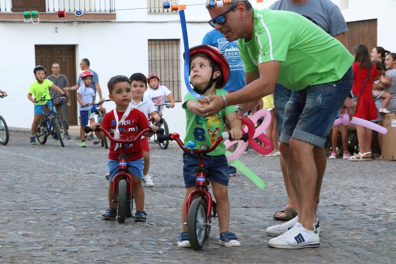 El popular barrio de 'Santa Catalina' vivió, ayer, la primera jornada de su tradicional velá con un gran ambiente festivo en el que pequeños y mayores disfrutaron de tradición, fiesta y música con los juegos infantiles y la actuación de 'Licor 43'.