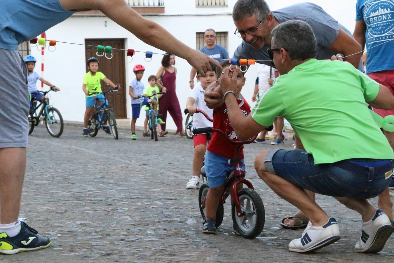 El popular barrio de 'Santa Catalina' vivió, ayer, la primera jornada de su tradicional velá con un gran ambiente festivo en el que pequeños y mayores disfrutaron de tradición, fiesta y música con los juegos infantiles y la actuación de 'Licor 43'.