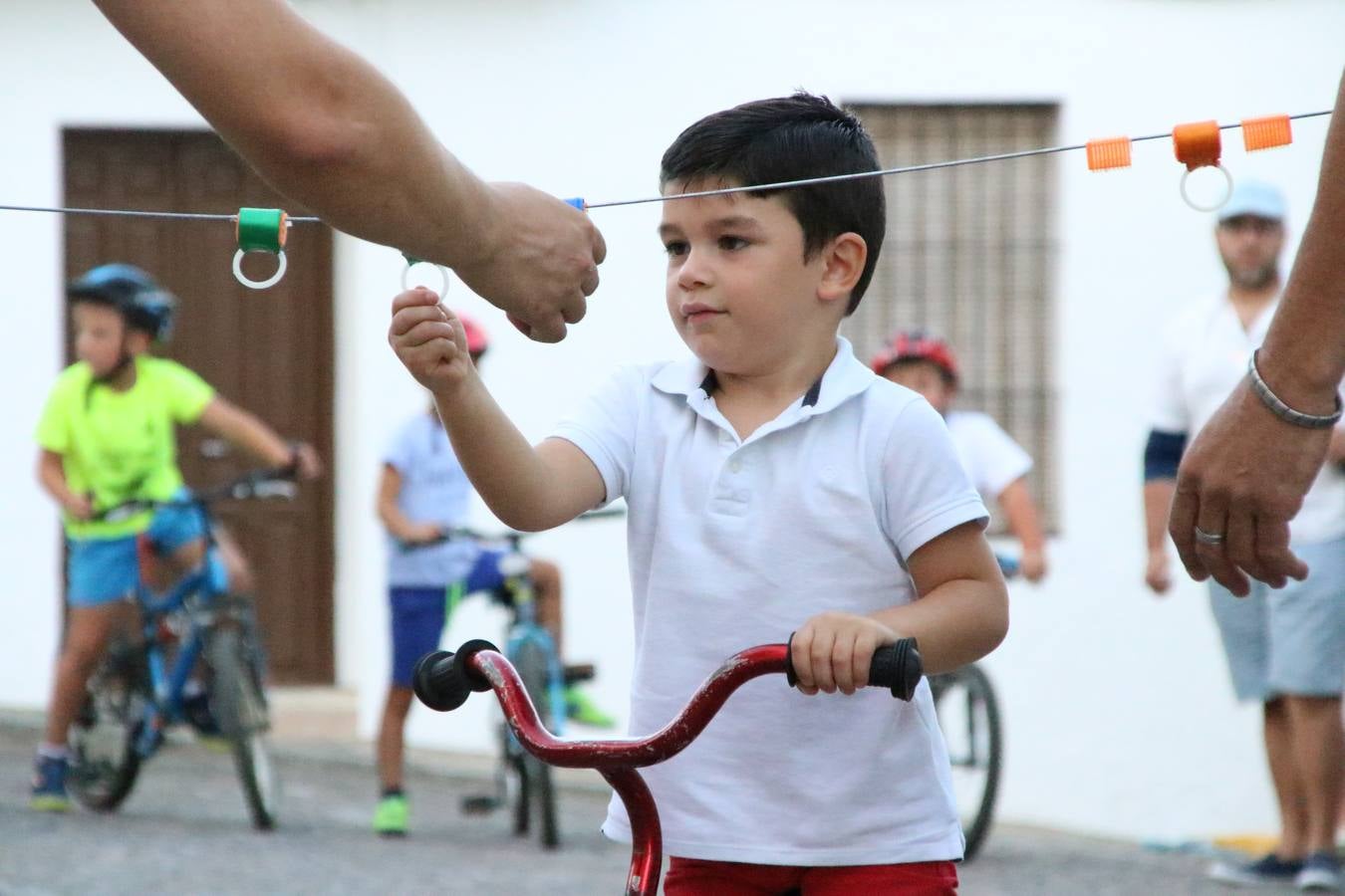 El popular barrio de 'Santa Catalina' vivió, ayer, la primera jornada de su tradicional velá con un gran ambiente festivo en el que pequeños y mayores disfrutaron de tradición, fiesta y música con los juegos infantiles y la actuación de 'Licor 43'.