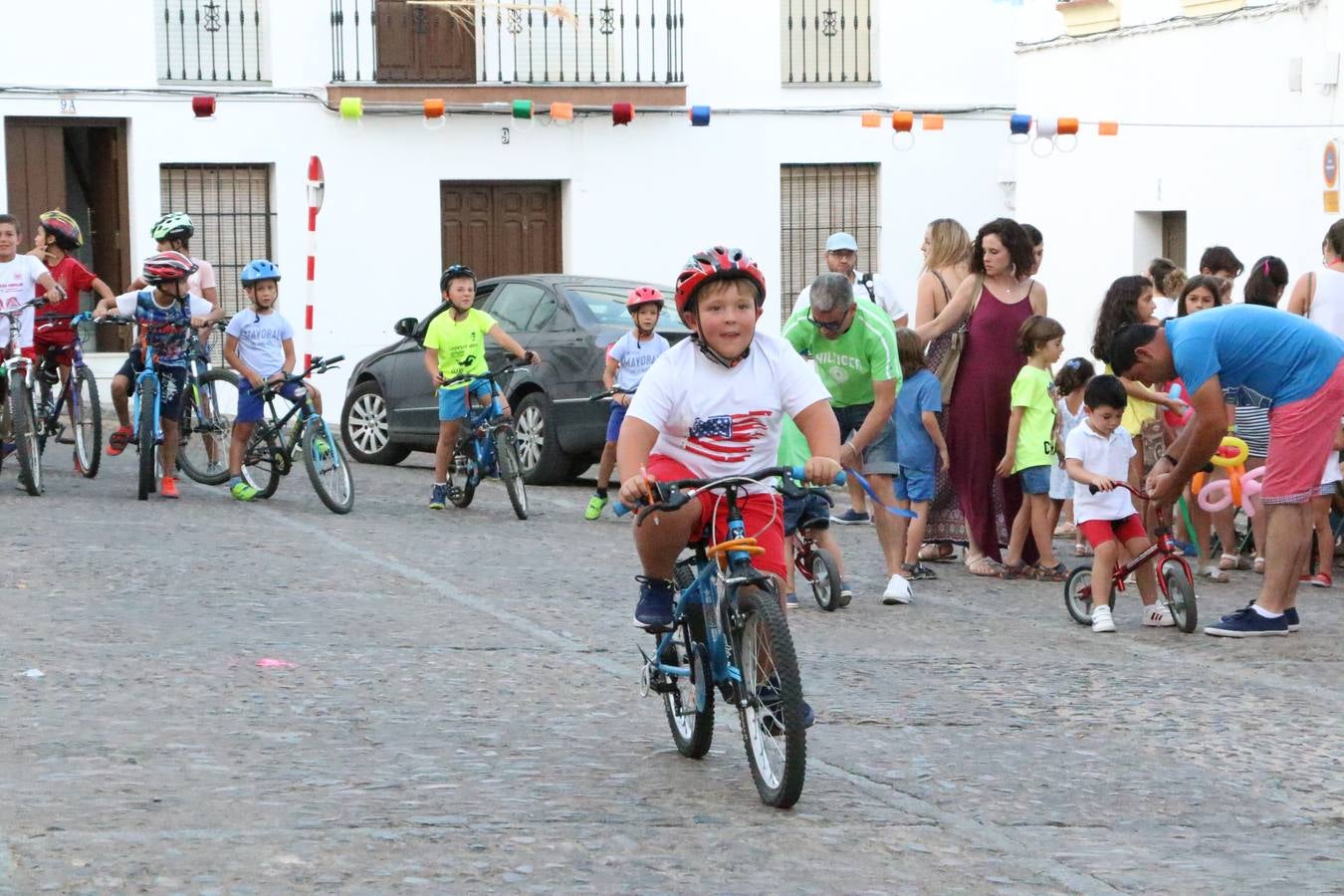 El popular barrio de 'Santa Catalina' vivió, ayer, la primera jornada de su tradicional velá con un gran ambiente festivo en el que pequeños y mayores disfrutaron de tradición, fiesta y música con los juegos infantiles y la actuación de 'Licor 43'.