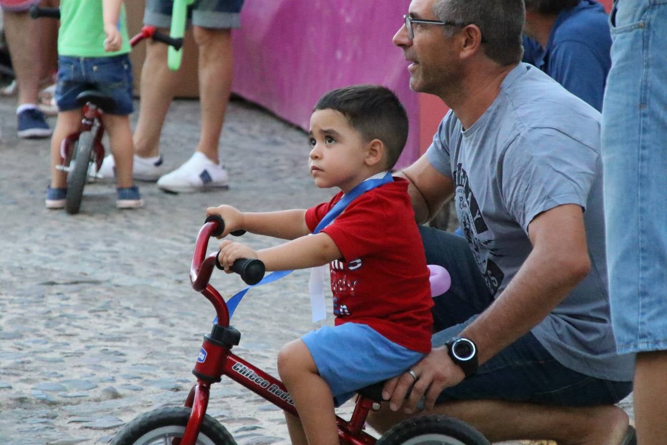 El popular barrio de 'Santa Catalina' vivió, ayer, la primera jornada de su tradicional velá con un gran ambiente festivo en el que pequeños y mayores disfrutaron de tradición, fiesta y música con los juegos infantiles y la actuación de 'Licor 43'.