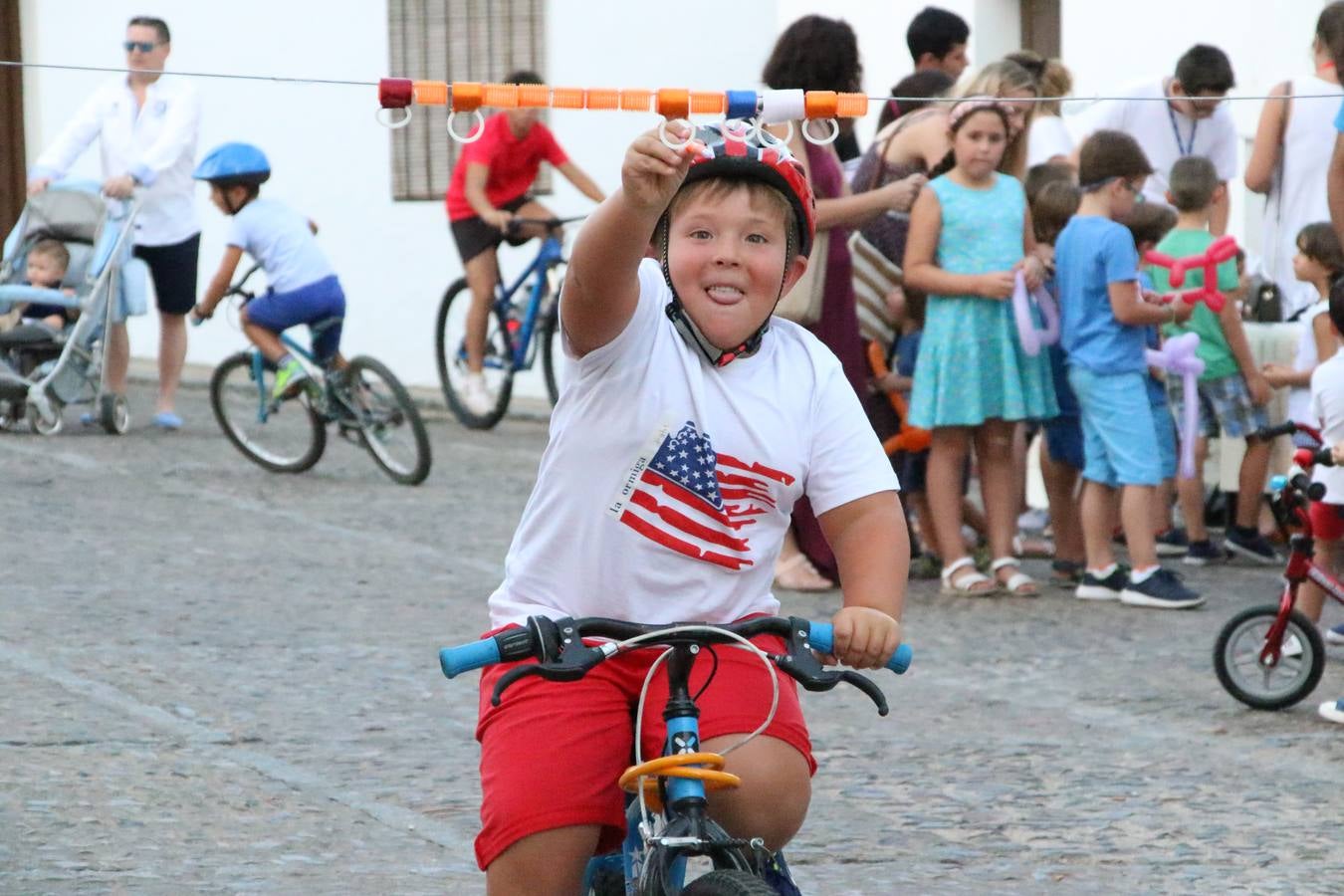 El popular barrio de 'Santa Catalina' vivió, ayer, la primera jornada de su tradicional velá con un gran ambiente festivo en el que pequeños y mayores disfrutaron de tradición, fiesta y música con los juegos infantiles y la actuación de 'Licor 43'.