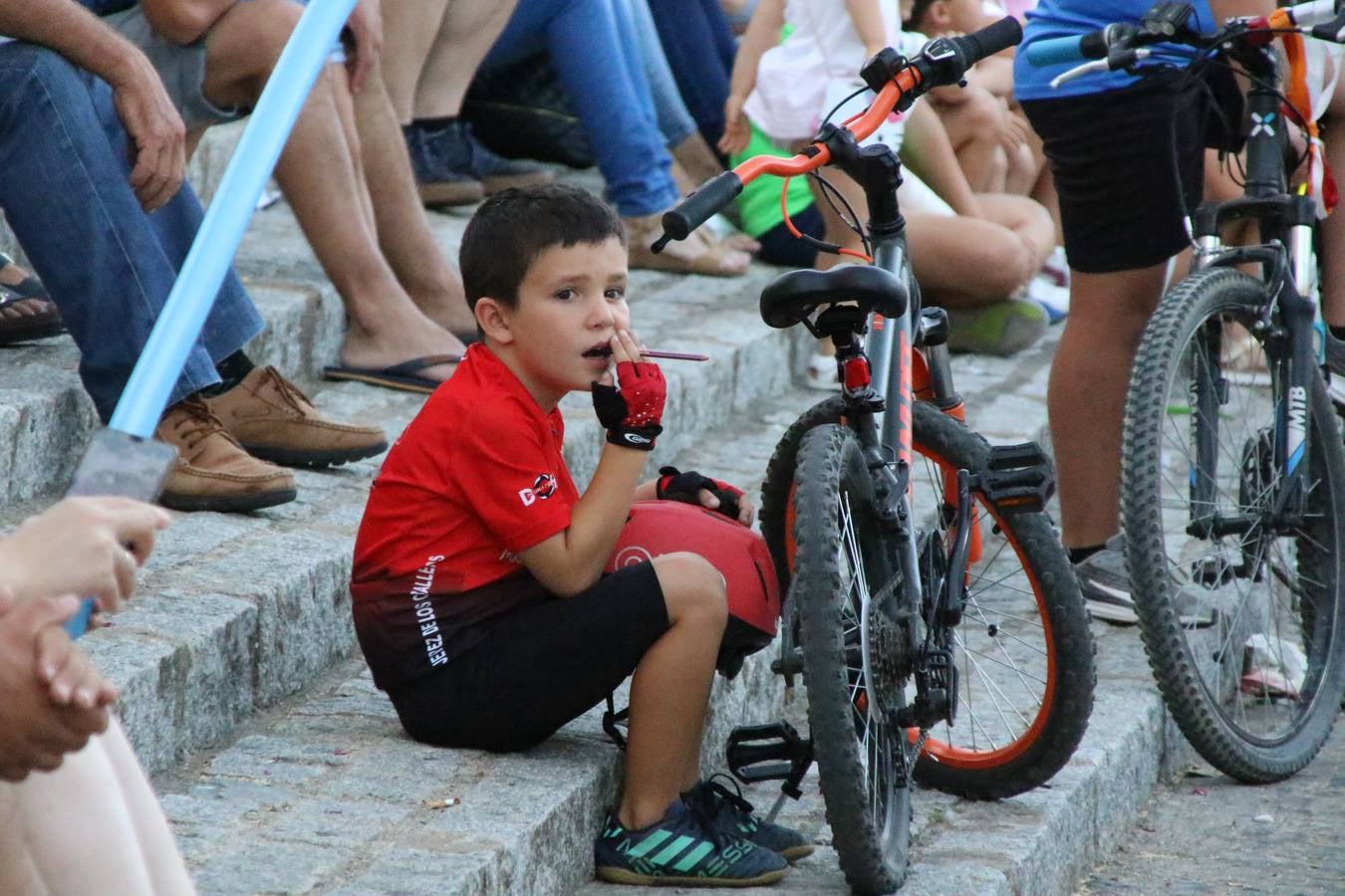 El popular barrio de 'Santa Catalina' vivió, ayer, la primera jornada de su tradicional velá con un gran ambiente festivo en el que pequeños y mayores disfrutaron de tradición, fiesta y música con los juegos infantiles y la actuación de 'Licor 43'.