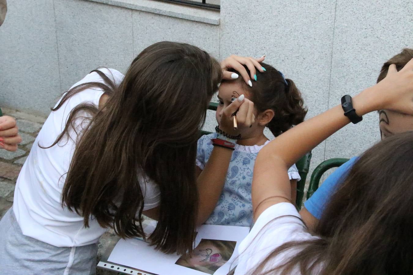 El popular barrio de 'Santa Catalina' vivió, ayer, la primera jornada de su tradicional velá con un gran ambiente festivo en el que pequeños y mayores disfrutaron de tradición, fiesta y música con los juegos infantiles y la actuación de 'Licor 43'.