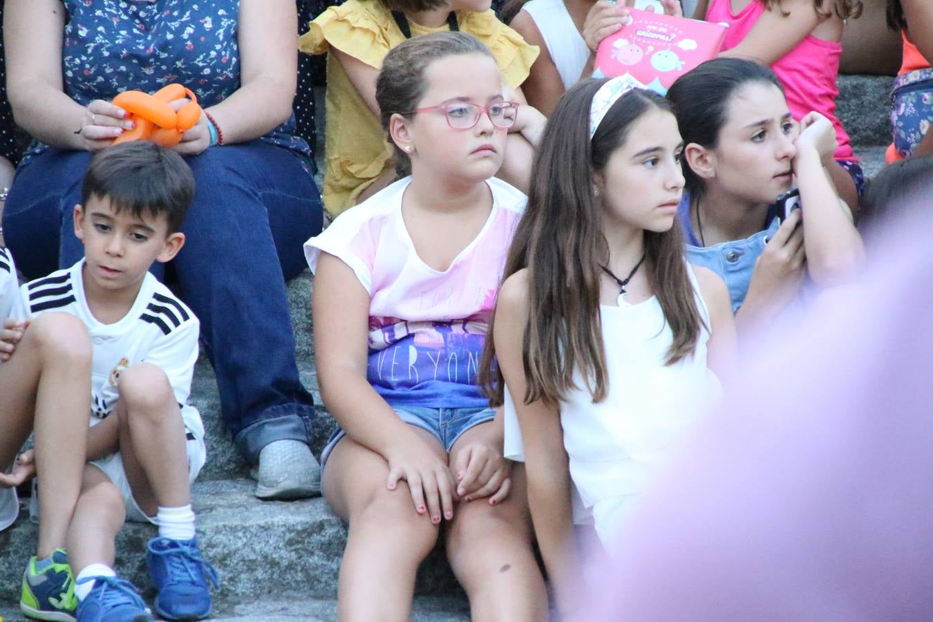 El popular barrio de 'Santa Catalina' vivió, ayer, la primera jornada de su tradicional velá con un gran ambiente festivo en el que pequeños y mayores disfrutaron de tradición, fiesta y música con los juegos infantiles y la actuación de 'Licor 43'.