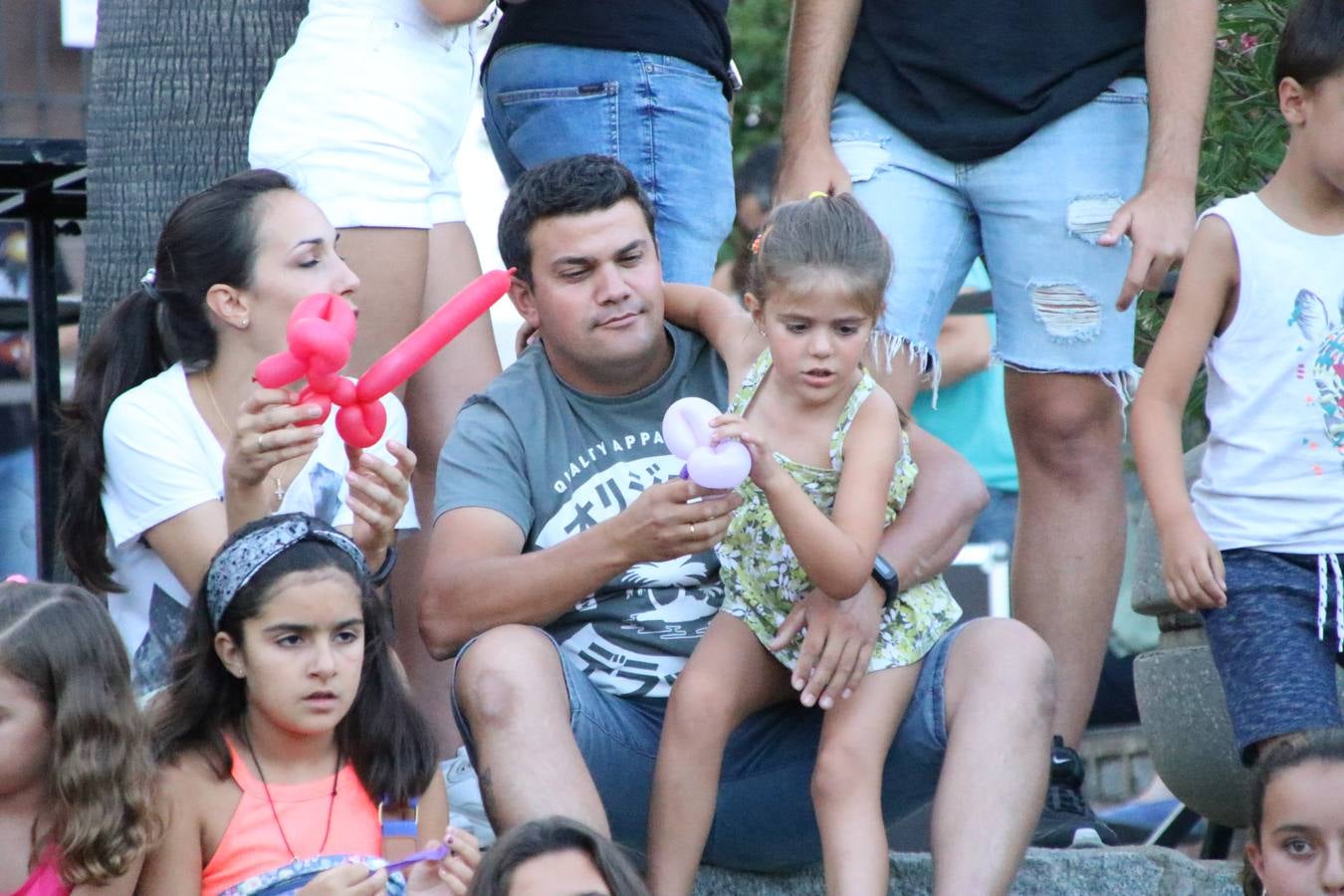 El popular barrio de 'Santa Catalina' vivió, ayer, la primera jornada de su tradicional velá con un gran ambiente festivo en el que pequeños y mayores disfrutaron de tradición, fiesta y música con los juegos infantiles y la actuación de 'Licor 43'.