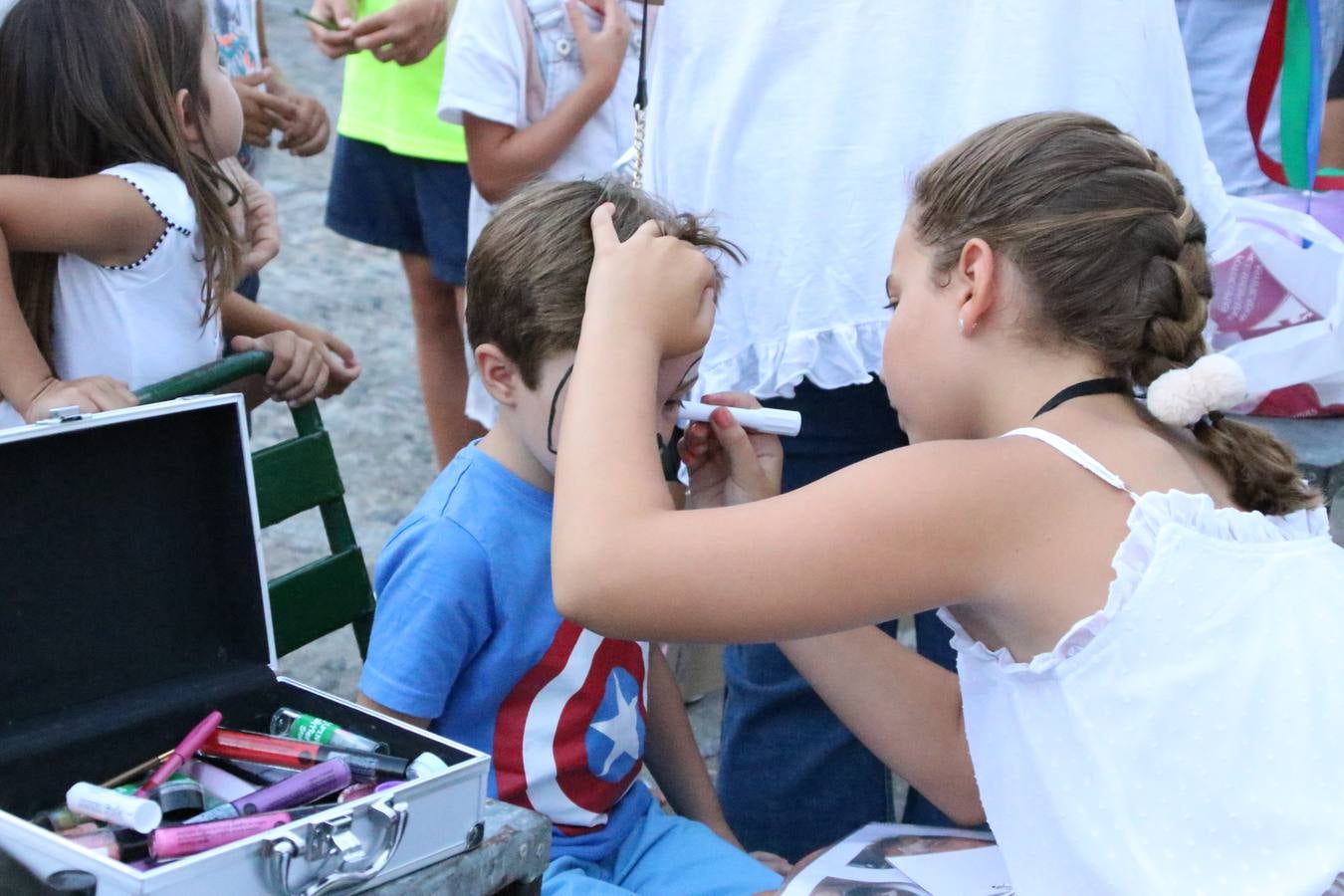 El popular barrio de 'Santa Catalina' vivió, ayer, la primera jornada de su tradicional velá con un gran ambiente festivo en el que pequeños y mayores disfrutaron de tradición, fiesta y música con los juegos infantiles y la actuación de 'Licor 43'.