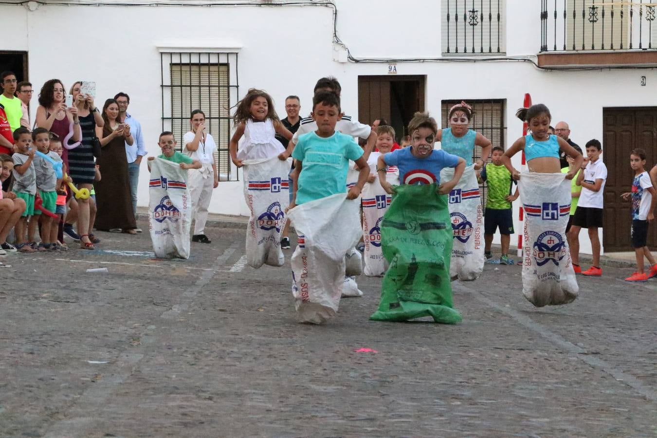 El popular barrio de 'Santa Catalina' vivió, ayer, la primera jornada de su tradicional velá con un gran ambiente festivo en el que pequeños y mayores disfrutaron de tradición, fiesta y música con los juegos infantiles y la actuación de 'Licor 43'.