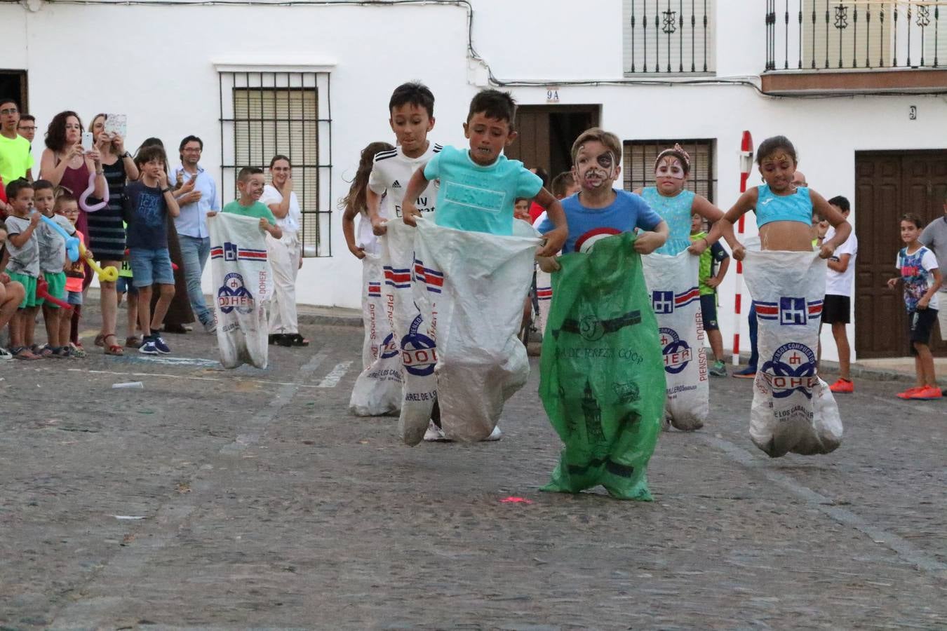 El popular barrio de 'Santa Catalina' vivió, ayer, la primera jornada de su tradicional velá con un gran ambiente festivo en el que pequeños y mayores disfrutaron de tradición, fiesta y música con los juegos infantiles y la actuación de 'Licor 43'.