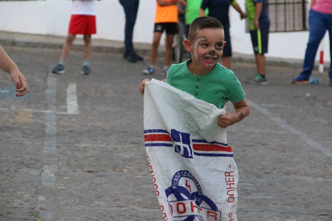 El popular barrio de 'Santa Catalina' vivió, ayer, la primera jornada de su tradicional velá con un gran ambiente festivo en el que pequeños y mayores disfrutaron de tradición, fiesta y música con los juegos infantiles y la actuación de 'Licor 43'.