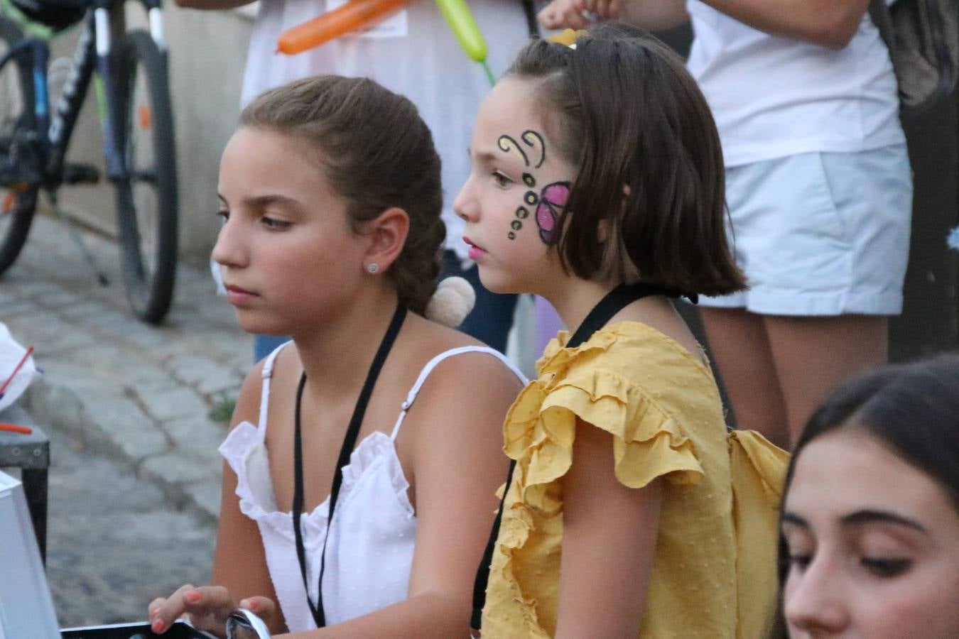 El popular barrio de 'Santa Catalina' vivió, ayer, la primera jornada de su tradicional velá con un gran ambiente festivo en el que pequeños y mayores disfrutaron de tradición, fiesta y música con los juegos infantiles y la actuación de 'Licor 43'.
