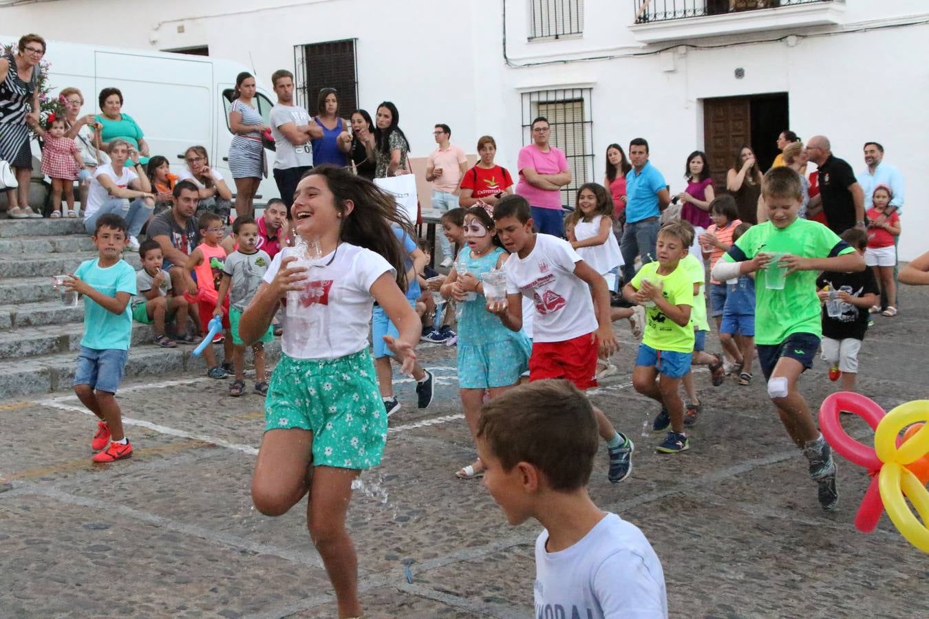 El popular barrio de 'Santa Catalina' vivió, ayer, la primera jornada de su tradicional velá con un gran ambiente festivo en el que pequeños y mayores disfrutaron de tradición, fiesta y música con los juegos infantiles y la actuación de 'Licor 43'.