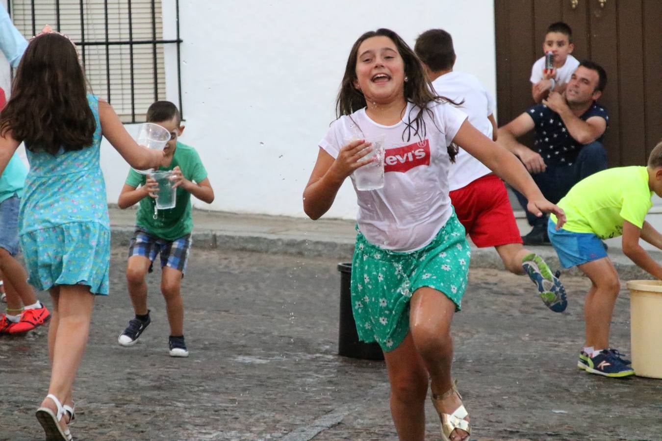 El popular barrio de 'Santa Catalina' vivió, ayer, la primera jornada de su tradicional velá con un gran ambiente festivo en el que pequeños y mayores disfrutaron de tradición, fiesta y música con los juegos infantiles y la actuación de 'Licor 43'.
