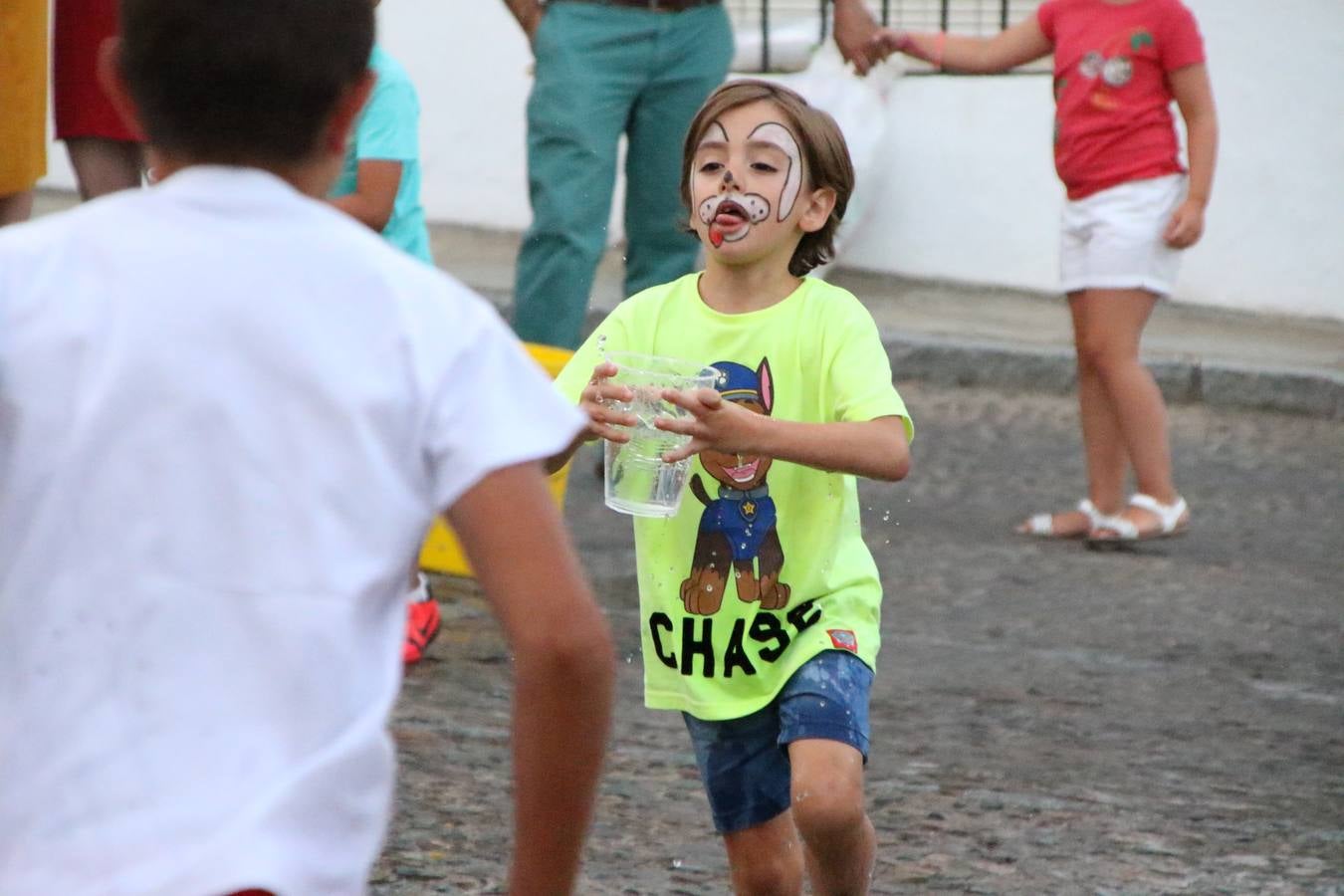 El popular barrio de 'Santa Catalina' vivió, ayer, la primera jornada de su tradicional velá con un gran ambiente festivo en el que pequeños y mayores disfrutaron de tradición, fiesta y música con los juegos infantiles y la actuación de 'Licor 43'.