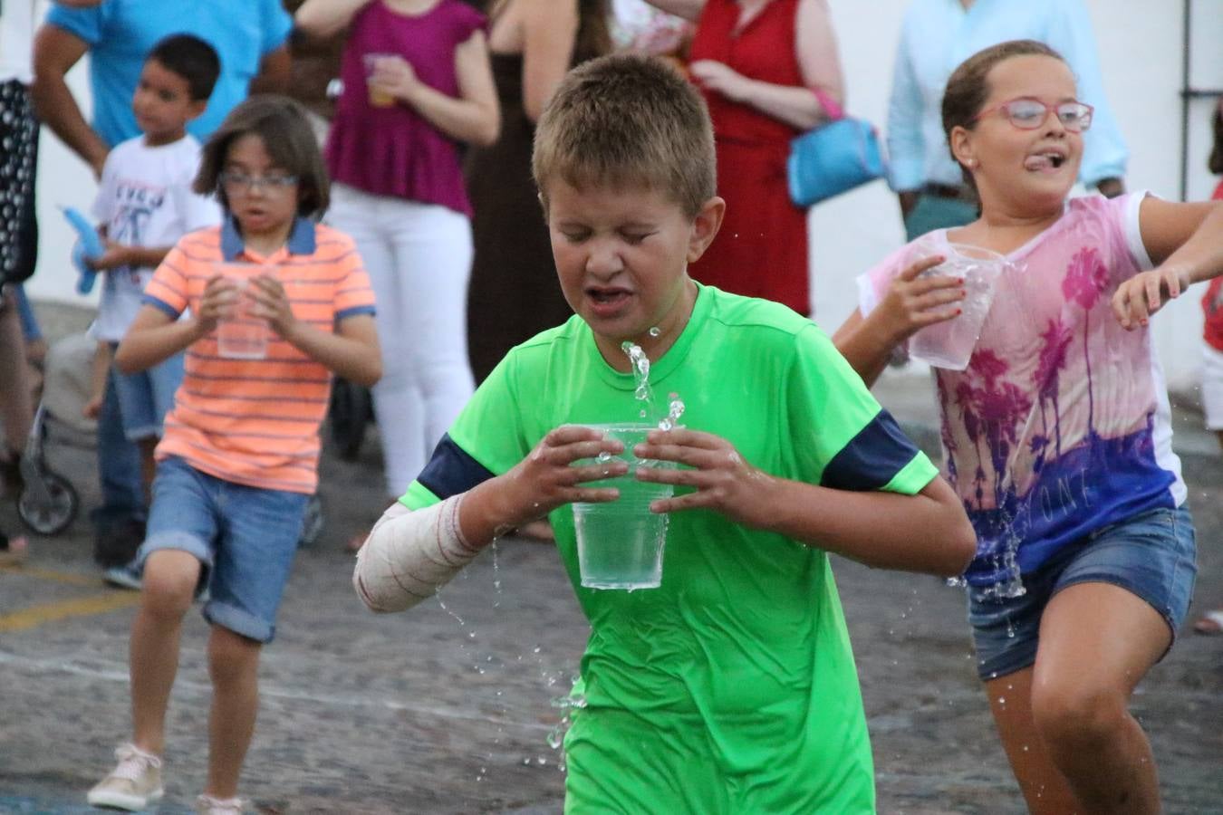 El popular barrio de 'Santa Catalina' vivió, ayer, la primera jornada de su tradicional velá con un gran ambiente festivo en el que pequeños y mayores disfrutaron de tradición, fiesta y música con los juegos infantiles y la actuación de 'Licor 43'.