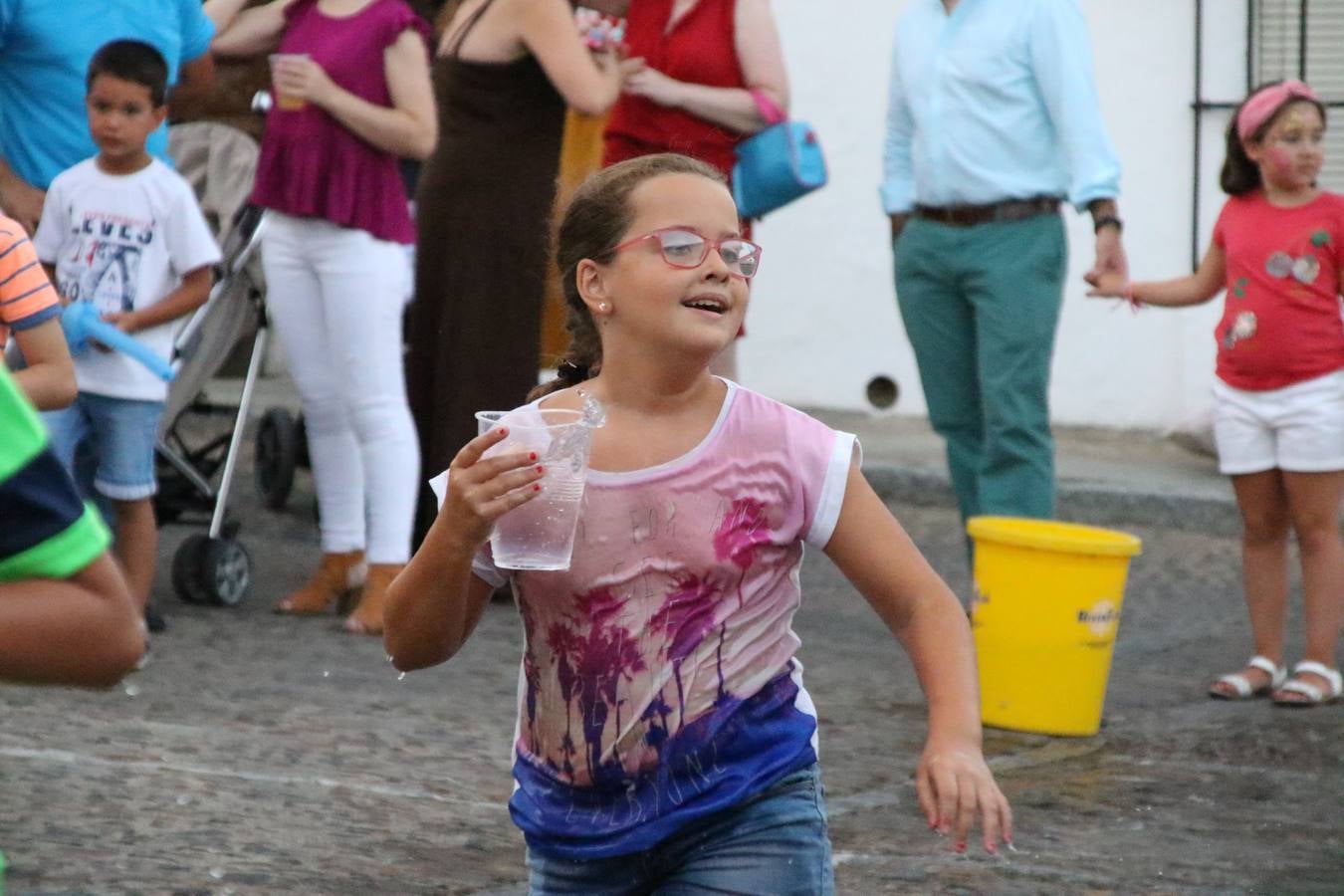 El popular barrio de 'Santa Catalina' vivió, ayer, la primera jornada de su tradicional velá con un gran ambiente festivo en el que pequeños y mayores disfrutaron de tradición, fiesta y música con los juegos infantiles y la actuación de 'Licor 43'.