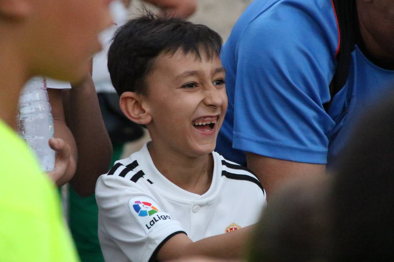 El popular barrio de 'Santa Catalina' vivió, ayer, la primera jornada de su tradicional velá con un gran ambiente festivo en el que pequeños y mayores disfrutaron de tradición, fiesta y música con los juegos infantiles y la actuación de 'Licor 43'.