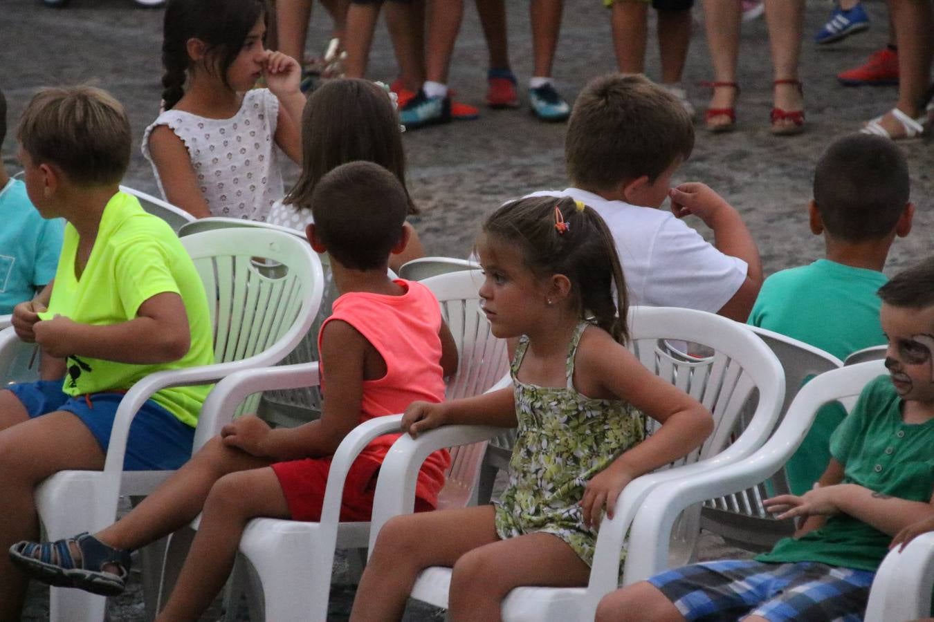 El popular barrio de 'Santa Catalina' vivió, ayer, la primera jornada de su tradicional velá con un gran ambiente festivo en el que pequeños y mayores disfrutaron de tradición, fiesta y música con los juegos infantiles y la actuación de 'Licor 43'.