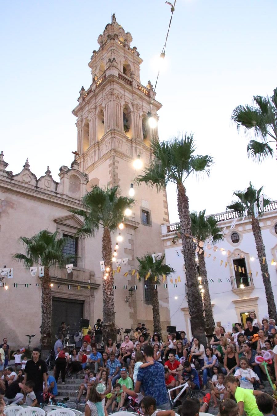El popular barrio de 'Santa Catalina' vivió, ayer, la primera jornada de su tradicional velá con un gran ambiente festivo en el que pequeños y mayores disfrutaron de tradición, fiesta y música con los juegos infantiles y la actuación de 'Licor 43'.