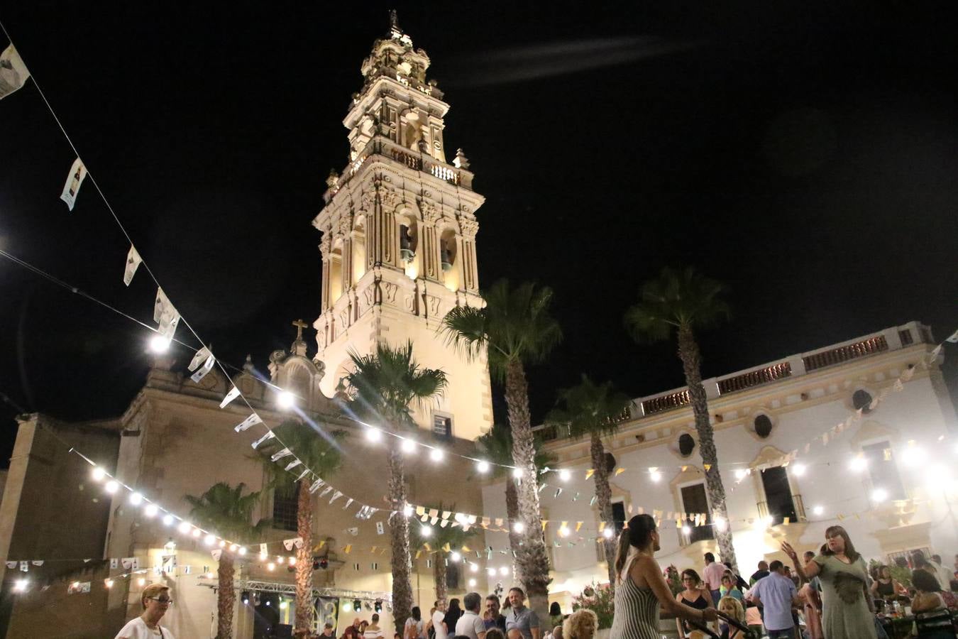 El popular barrio de 'Santa Catalina' vivió, ayer, la primera jornada de su tradicional velá con un gran ambiente festivo en el que pequeños y mayores disfrutaron de tradición, fiesta y música con los juegos infantiles y la actuación de 'Licor 43'.