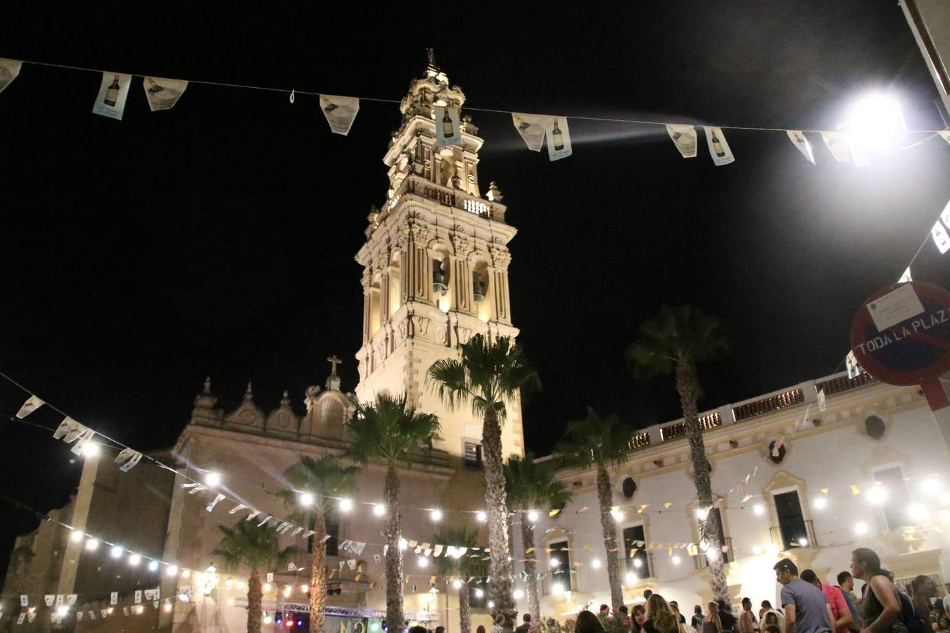 El popular barrio de 'Santa Catalina' vivió, ayer, la primera jornada de su tradicional velá con un gran ambiente festivo en el que pequeños y mayores disfrutaron de tradición, fiesta y música con los juegos infantiles y la actuación de 'Licor 43'.
